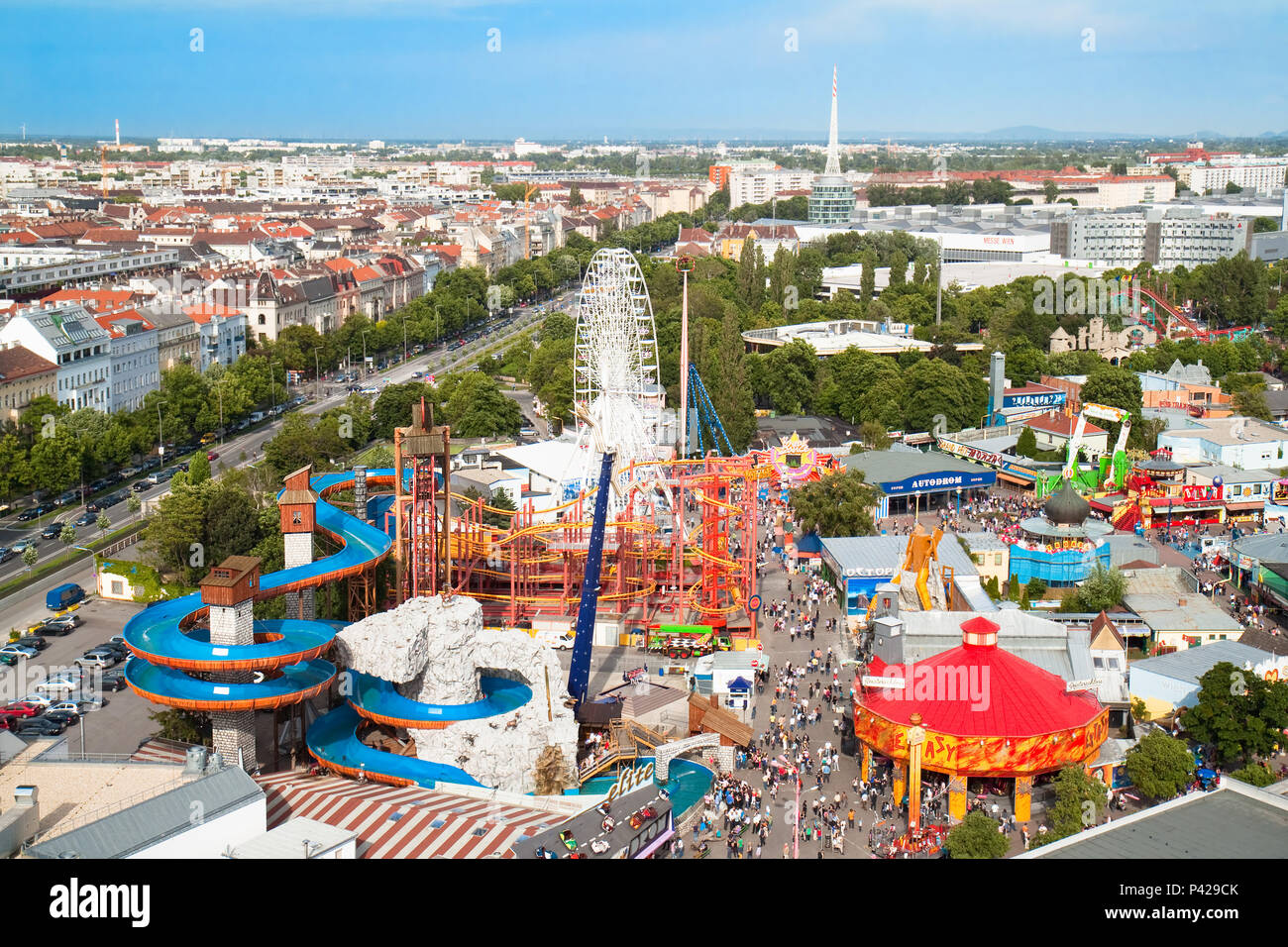 Vue de la Vienne Prater sur roller coaster et toboggan aquatique à Vienne , Autriche Banque D'Images