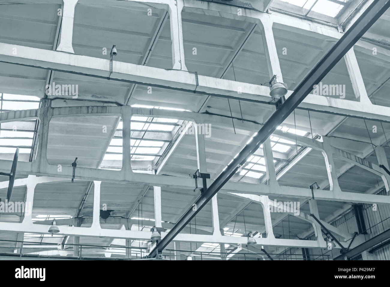 Toit de l'immeuble industriel avec truss vue de l'intérieur du châssis. Banque D'Images