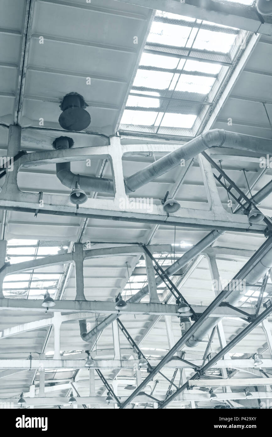 Vue de dessous de la toiture industrielle avec système de ventilation Banque D'Images