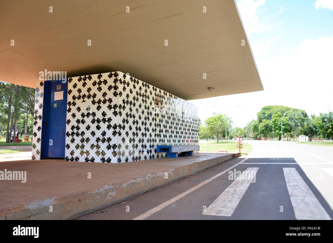 De Painéis de Athos Bulcão Azulejos amendements banheiros do Parque da Cidade em Brasília, DF. O foi artista pintor, escultor e desenhista, nasceu no Rio de Janeiro em 02 de julho de 1918 e faleceu em 31 de julho de 2008 em Brasilia DF. Banque D'Images