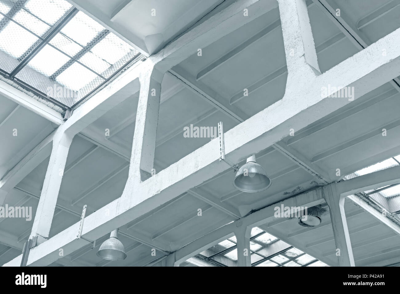 Toiture industrielle avec treillis et la foudre haut Vue de l'intérieur Banque D'Images