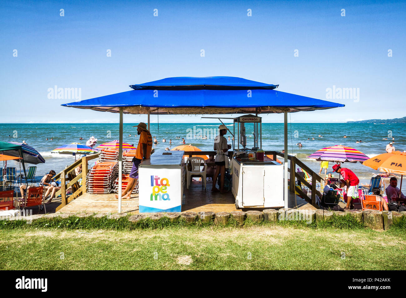 Barraca para venda de alimentos, bebidas e aluguel de cadeiras de praia em  Meia Praia. Itapema, Santa Catarina, Brésil Photo Stock - Alamy