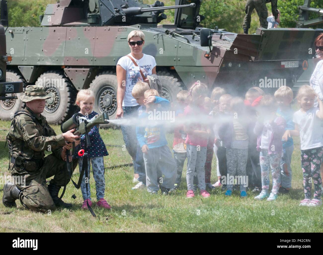 La FPC. Adrian Otwinowski, à partir de la 5e Régiment Chimique, démontre à une école primaire locale étudiant comment pulvériser de l'eau à partir d'un outil de décontamination dans la ville de Mielenko Drawskie, la Pologne au cours de l'exercice 2016, une Anakonda-polonaise a mené un exercice multinational, allant du 7 au 17 juin. (U.S. Photo de l'armée par la CPS. Miguel Alvarez/ libéré) Banque D'Images