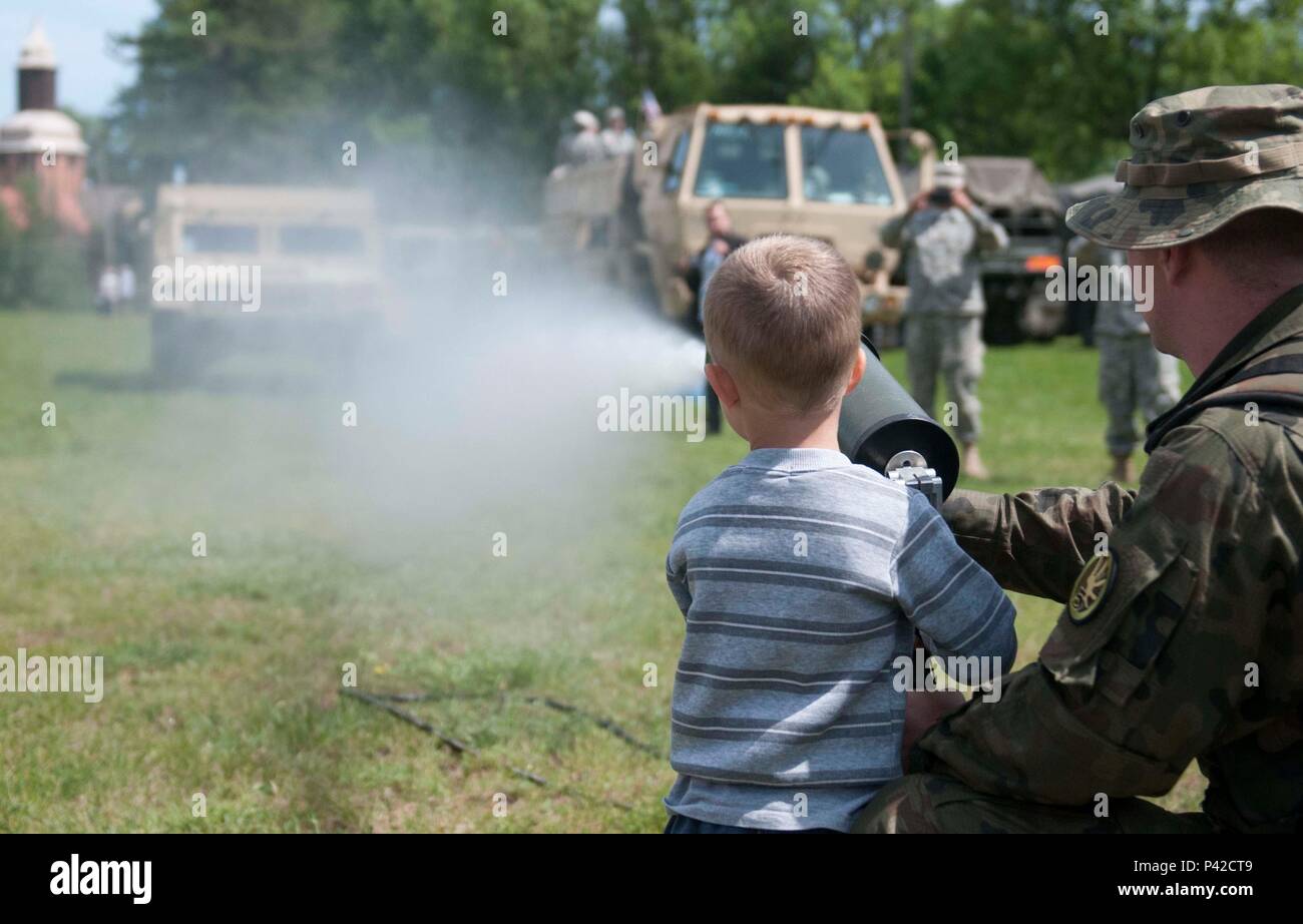 La FPC. Marcin Gorski, à partir de la 5e Régiment chimique dans l'armée polonaise, démontre à une école primaire locale étudiant comment pulvériser de l'eau à partir d'un outil de décontamination dans la ville de Mielenko Drawskie, la Pologne au cours de l'exercice 2016, une Anakonda-polonaise a mené un exercice multinational, allant du 7 au 17 juin. (U.S. Photo de l'armée par la CPS. Miguel Alvarez/ libéré) Banque D'Images