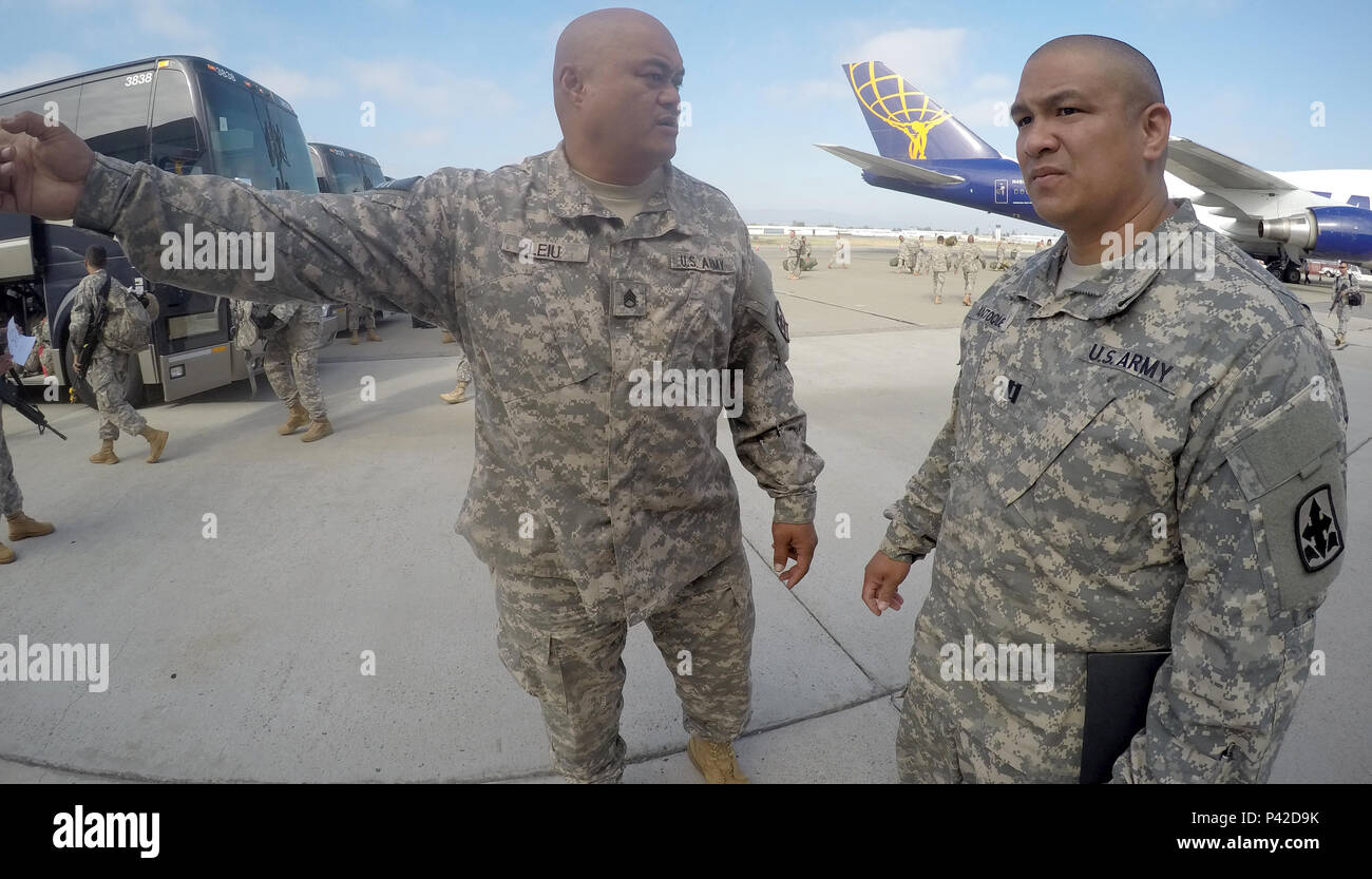 Le s.. Elia Leiu Bravo, batterie, 1-487th Field Artillery, parle avec le capitaine Dane Antoque, Bataillon de soutien de l'Administration centrale l'Administration centrale, de coordonner le transport des soldats de la 29th Infantry Brigade Combat Team. Soldats de la 29th Infantry Brigade Combat Team est arrivée à l'Aéroport International de San Jose à participer à la formation de combat Exportable Juin 6, 2016 Capacité à Camp Roberts. XCTC la taille d'une brigade des trains en éléments tactiques d'infanterie à des fins de déploiement. La formation comprend également une session d'examen pour les commandants d'évaluer les lacunes liées à la formation pour leurs unités. Banque D'Images