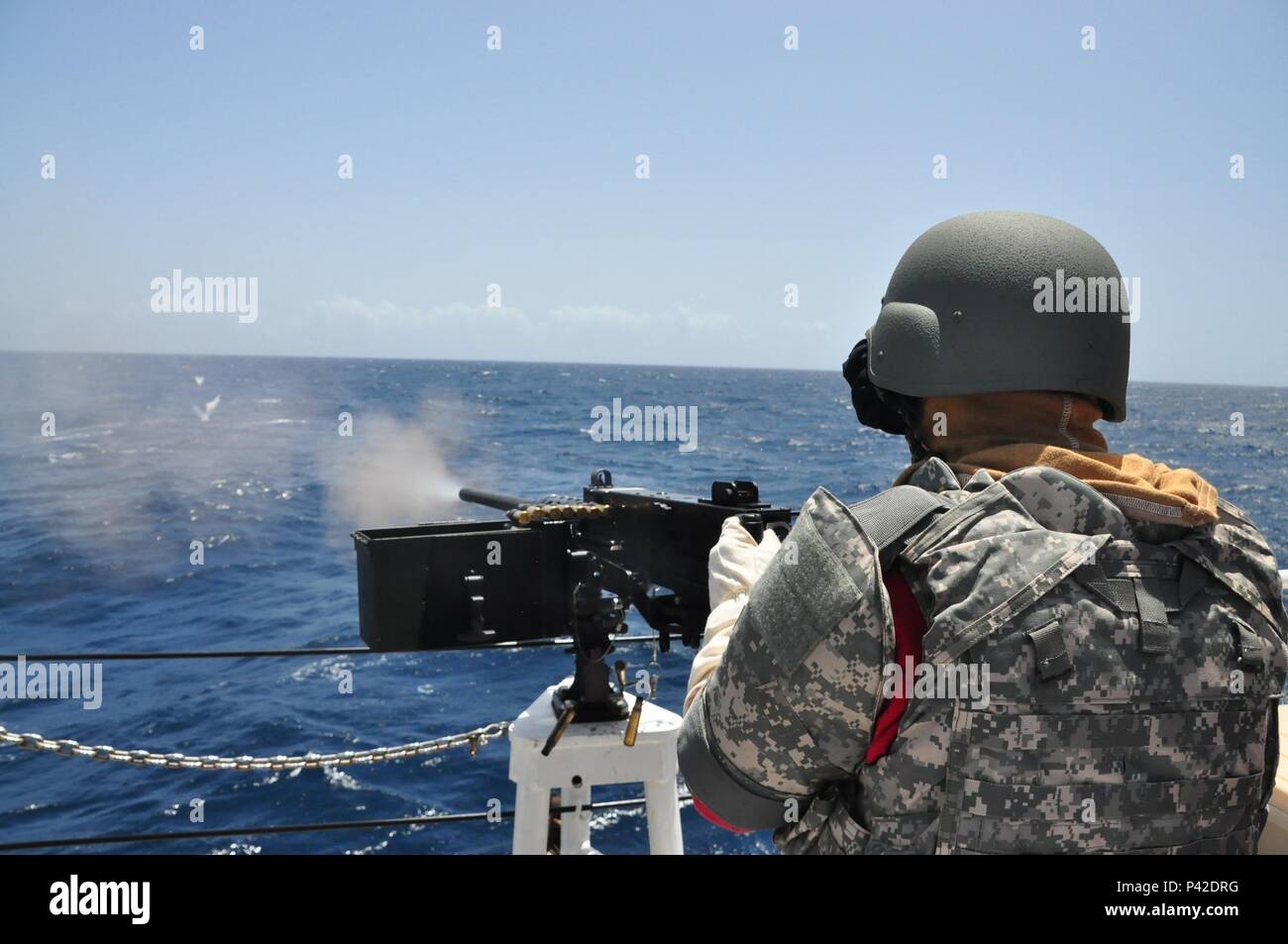 Un membre d'équipage de la garde-côte de Heriberto Hernandez tire la mitrailleuse de calibre .50 Au cours d'un exercice de tir conjoint dans la mer des Caraïbes, le 9 juin 2016 au cours de Tradewinds 2016. Tradewinds 2016 est un exercice combiné mixte menée de concert avec les pays partenaires pour améliorer la capacité collective des forces de défense et constabularies pour lutter contre la criminalité transnationale organisée et d'effectuer des opérations de secours en cas de catastrophe/humanitaire. U.S. Coast Guard photo de Maître de 1re classe Melissa Leake Banque D'Images