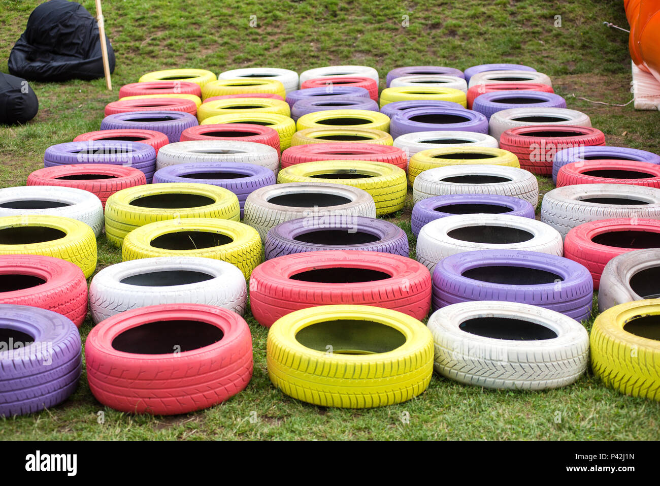 Différentes couleurs des pneus de voiture peinte sur une aire de jeux pour  enfants Photo Stock - Alamy