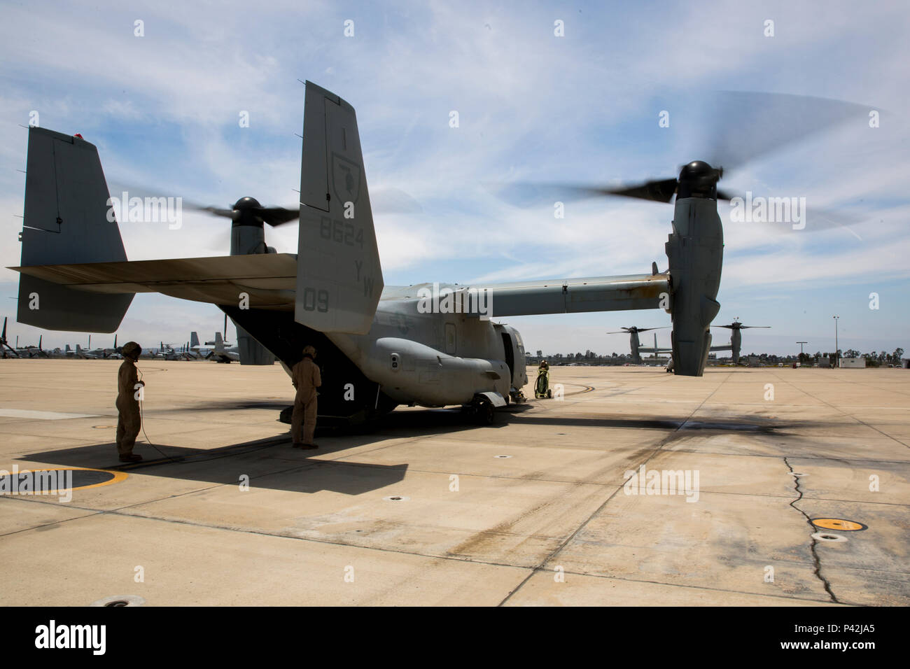 MARINE CORPS AIR STATION MIRAMAR, Californie - avec Marine Marines à rotors basculants moyen (VMM) de l'Escadron 165 préparer une MV-22B Osprey pour un vol d'entraînement à bord de Marine Corps Air Station Miramar, Californie, le 8 juin. La formation consistait en zone confinée (CAL) et de visibilité réduite (RVLs). (U.S. Marine Corps photo par le Sgt. Michael Thorn/libérés) Banque D'Images