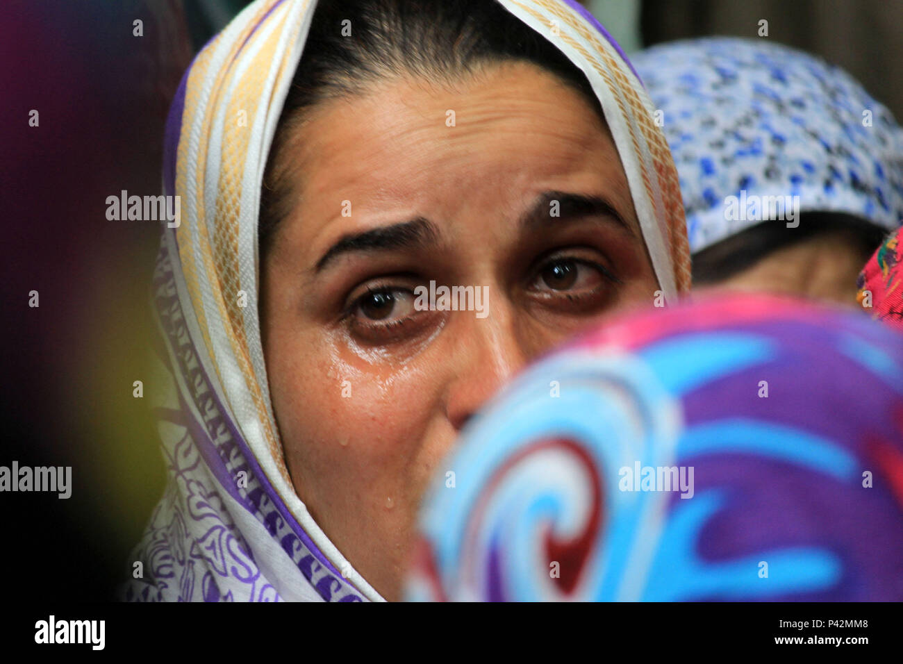 Kulgam, Inde. 19 Juin, 2018. Les femmes cachemiries wailing près du corps de 25 ans Aijaz Ahmad Bhat, un civil qui a été tué par l'armée indienne près de sa maison dans la région de South Nowpora Kulgam du Cachemire quelques 60 kilomètres de Srinagar, capitale. Credit : Muneeb ul Islam/Pacific Press/Alamy Live News Banque D'Images