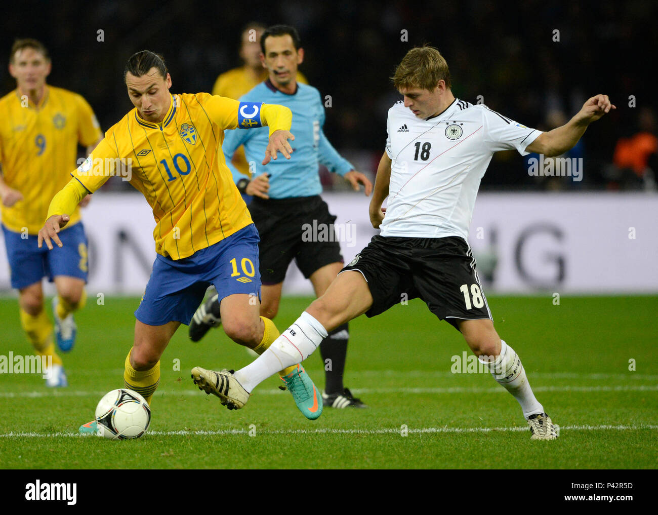 Berlin, Deutschland. 16 Oct, 2012. Aperçu du deuxième match de l'équipe nationale de football allemande lors de la Coupe du Monde de la FIFA 2018 en Russie : le 23.06.2018, l'équipe de Jogi Loew répond à la Suède à Sotchi, Zlatan Ibrahimovic (à gauche, SWE) et Toni Kroos (droit, GER), des duels, Laenderspiel Football, Coupe du monde, Qualification de l'Allemagne (GER) - Suède (SWE) 4 : 4, sur 16.10.2012 à Berlin/Allemagne ; l'utilisation dans le monde entier | Credit : dpa/Alamy Live News Banque D'Images