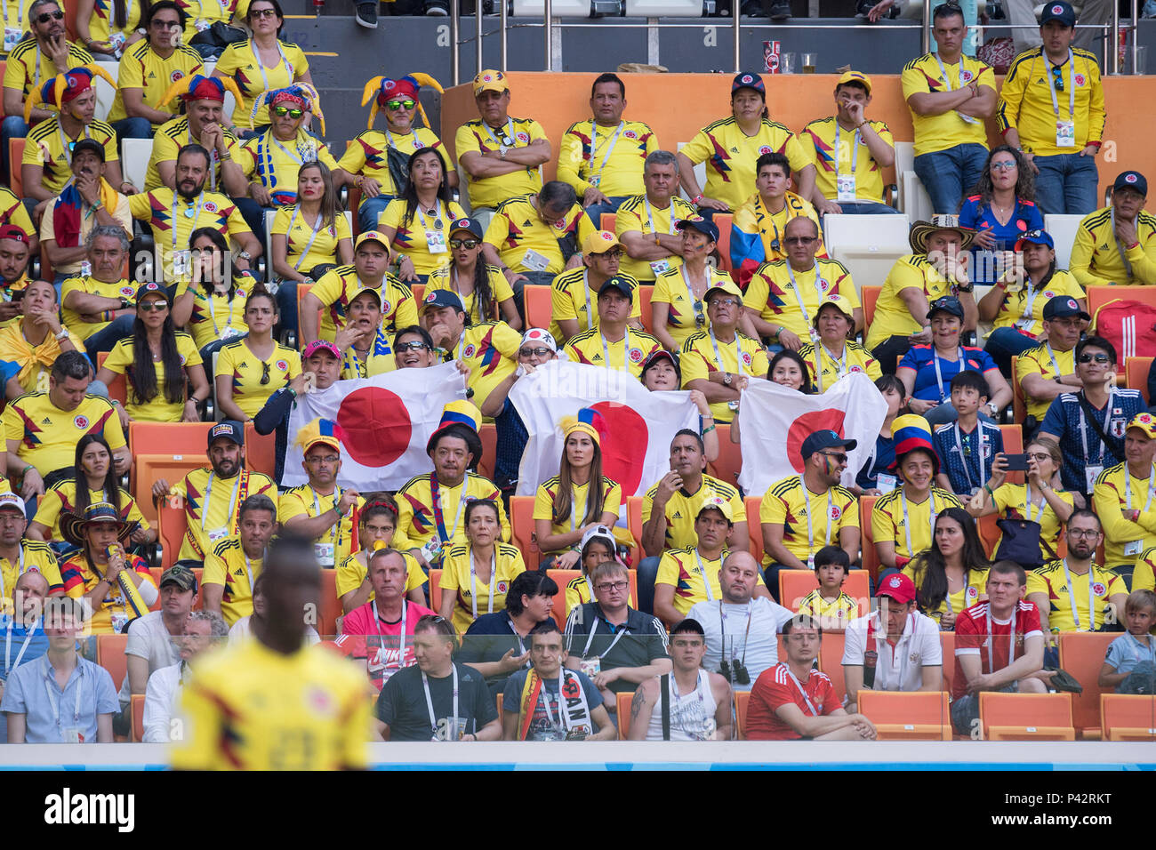 Moscow, Russia. 19 Juin, 2018. Inwithtne du Colombien fans fans japonais sont assis avec trois drapeaux, fan, fans, spectateurs, supporters, sympathisants, Colombie (COL) - Japon (JPN) 1 : 2, premier tour, groupe H, 16, jeu sur 19.06.2018 à Saransk ; Coupe du Monde de Football 2018 en Russie à partir de la 14.06. - 15.07.2018. Utilisation dans le monde entier | Credit : dpa/Alamy Live News Banque D'Images