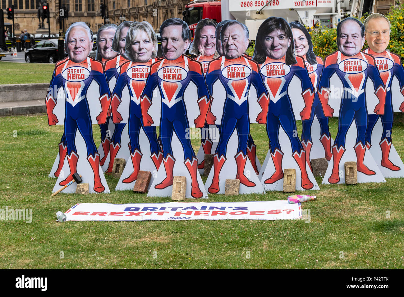 Londres, Royaume-Uni. 20e Juin 2018. Brexit heros afficher montrant les visages des remainers MP's, sur l'affichage à l'extérieur de la Chambre des communes, le crédit Ian Davidson/Alamy live news Banque D'Images