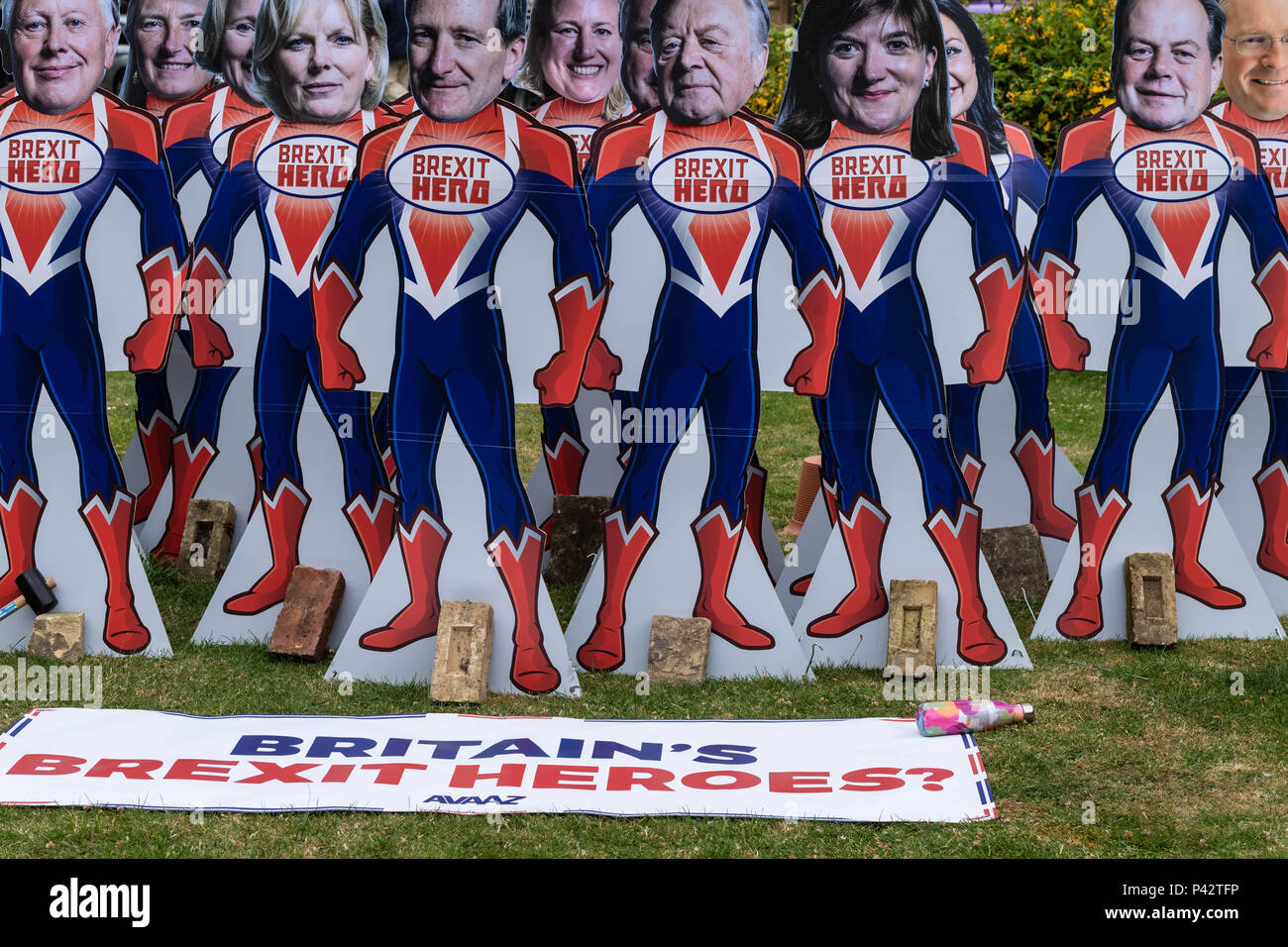Londres, Royaume-Uni. 20e Juin 2018. Brexit heros afficher montrant les visages des remainers MP's, sur l'affichage à l'extérieur de la Chambre des communes, le crédit Ian Davidson/Alamy live news Banque D'Images
