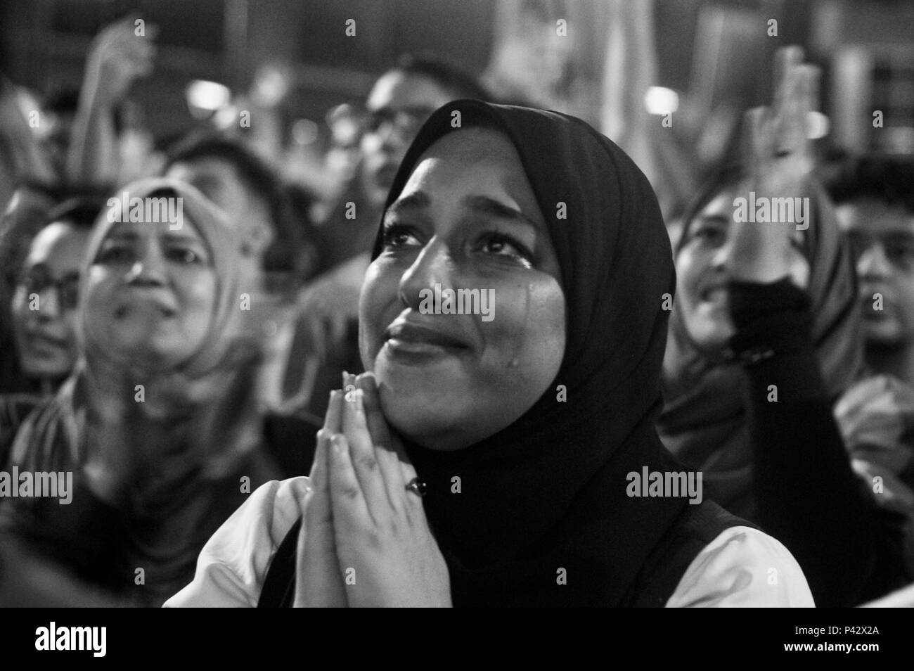 19 juin 2018 - gyptian fans regarder le match contre la Russie l'Égypte, une partie de la Coupe du Monde 2018 en Russie, dans une place ouverte au Caire Crédit : Sayed Jaafar/IMAGESLIVE/ZUMA/Alamy Fil Live News Banque D'Images