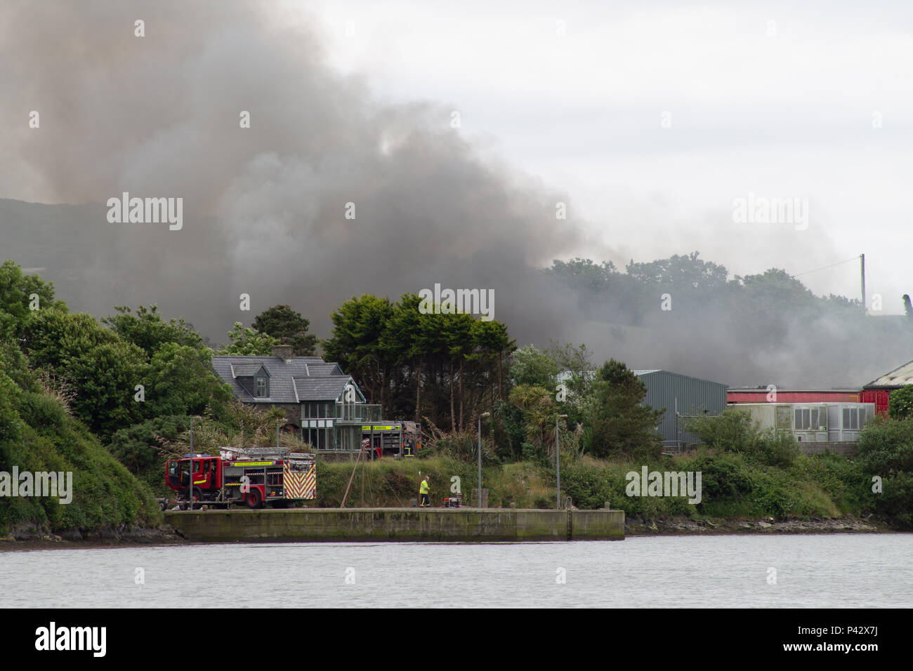 Baltimore, l'Irlande. 20 Juin, 2018. Un grand feu dans l'usine de poisson à proximité de Baltimore aujourd'hui a nécessité l'évacuation de l'école locale. D'énormes panaches de fumée toxique ont été menées en direction de l'école à l'origine de l'évacuation. Les appareils d'incendie de toute la région ont participé en tant que pompiers volontaires se sont affrontés pour contrôler l'incendie. Les routes locales ont été fermées avec des détournements en place, mais aucune victime n'a été signalée. Credit : aphperspective/Alamy Live News Banque D'Images