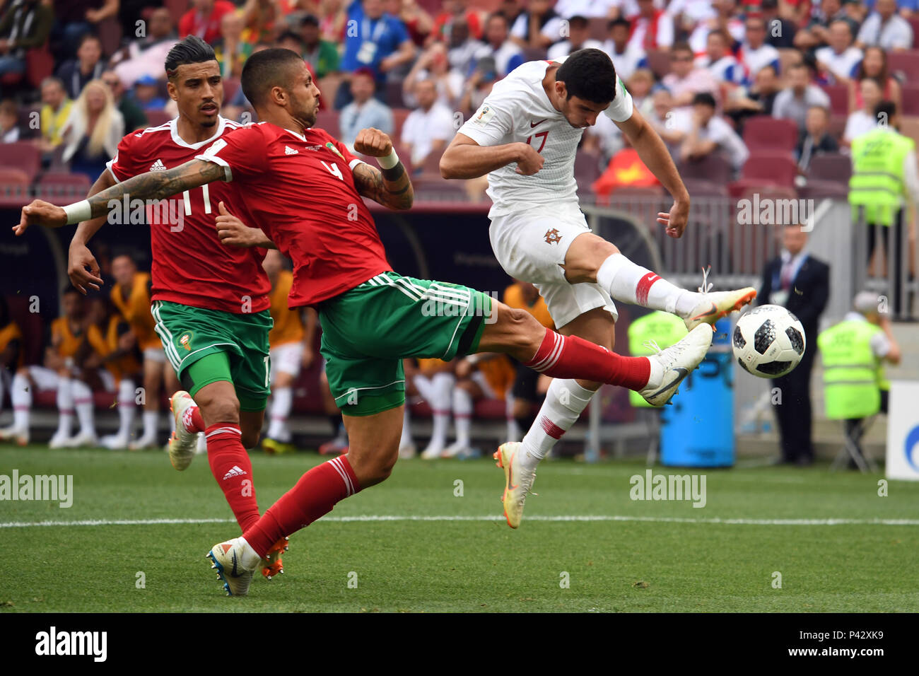 Moscou, Russie. 20 Juin, 2018. Football, Coupe du monde, le Portugal contre le Maroc, groupe B, préliminaire à la stade Luzhniki. Le Portugais Goncalo Guedes (r-l) et le Manuel da Costa et Faycal Fayr. Credit : Federico Gambarini/dpa/Alamy Live News Banque D'Images