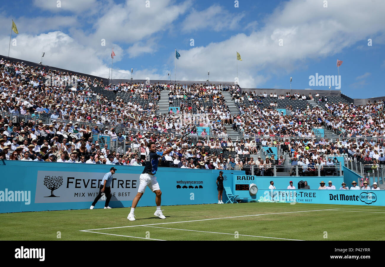 Queens Club, London, UK. 20 Juin, 2018. Le Fever Tree Tennis Championships ; Stan Wawrinka (SUI) s'étend de jouer un coup droit tourné avec la foule regardant sous la chaleur : Action Crédit Plus Sport/Alamy Live News Banque D'Images