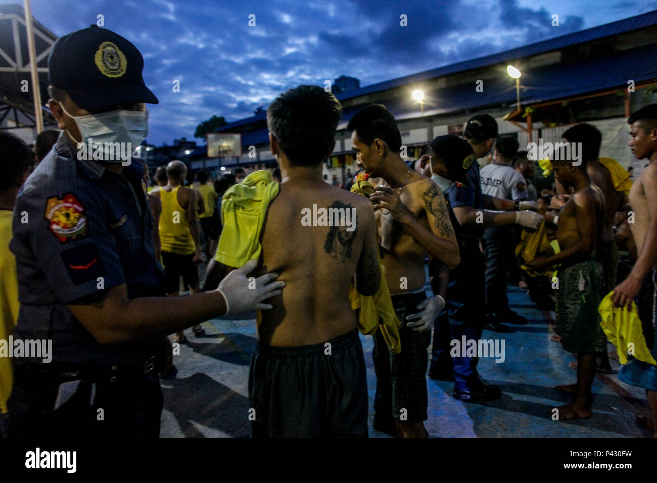 Manille, Philippines. 20 Juin, 2018. Des milliers de détenus participent à une inspection surprise par le Bureau de gestion de la prison et de la pénologie ainsi que des membres de la Police nationale des Philippines (PNP) et philippine Drug Enforcement Agency (PDEA) à la prison de la ville de Manille, à Manille, Philippines, le mercredi. Le 20 juin 2018. Plus de 5 000 détenus étaient entassés hors de leurs cellules de prison, alors que les autorités Vous pouvez chercher contrabands. Credit : Basilio H. Sepe/ZUMA/Alamy Fil Live News Banque D'Images