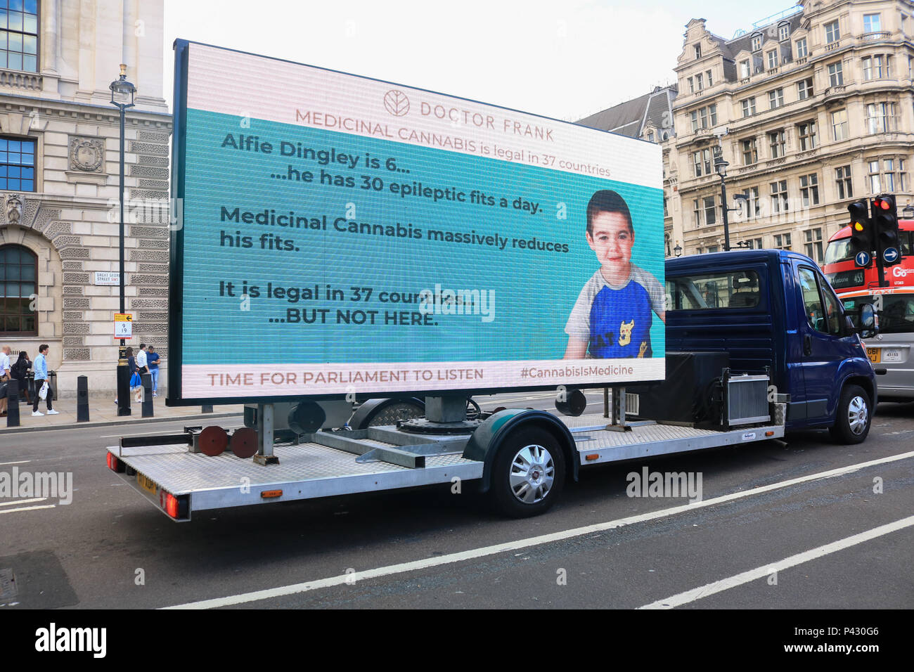 London UK. 20 juin 2018. Un adverst sur un camion de déménagement avec une carte électronique à Westminster campagne pour légaliser le cannabis médicament après 12 ans Billy Caldwell qui souffre d'épilepsie avait son l'huile de cannabis saisis à l'aéroport de Heathrow : Crédit amer ghazzal/Alamy Live News Banque D'Images