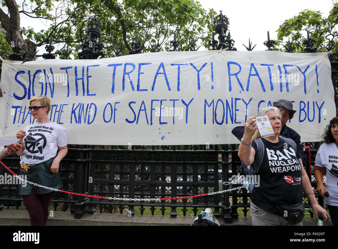 Palais de Westminster. Londres. UK 20 juin 2018 - des manifestants anti-nucléaire eux-mêmes de la chaîne sur les garde-corps à l'extérieur du palais de Westminster, communément connu sous le nom de Chambres du Parlement de Westminster, Londres. En juillet 2017, un vote à l'ONU a donné lieu à l'appui écrasante pour l'adoption du Traité sur l'interdiction des armes nucléaires. Mais le Royaume-Uni reste enchaîné à une "dissuasion". Credit : Dinendra Haria/Alamy Live News Banque D'Images