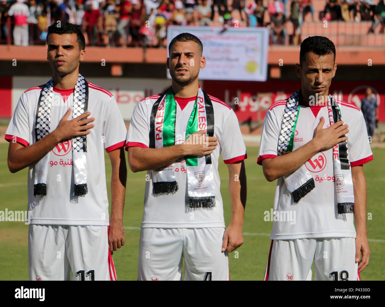Les joueurs de l'Khan Younis Club de jeunes pendant l'hymne national de la paix palestinienne. Le match final de la coupe de la Palestine Palestine Stadium dans la ville de Gaza entre le club de jeunes de Khan Younis et Hilal al Quds Club et la victoire est à Khan Younis, le club de jeunes 3-2 Banque D'Images