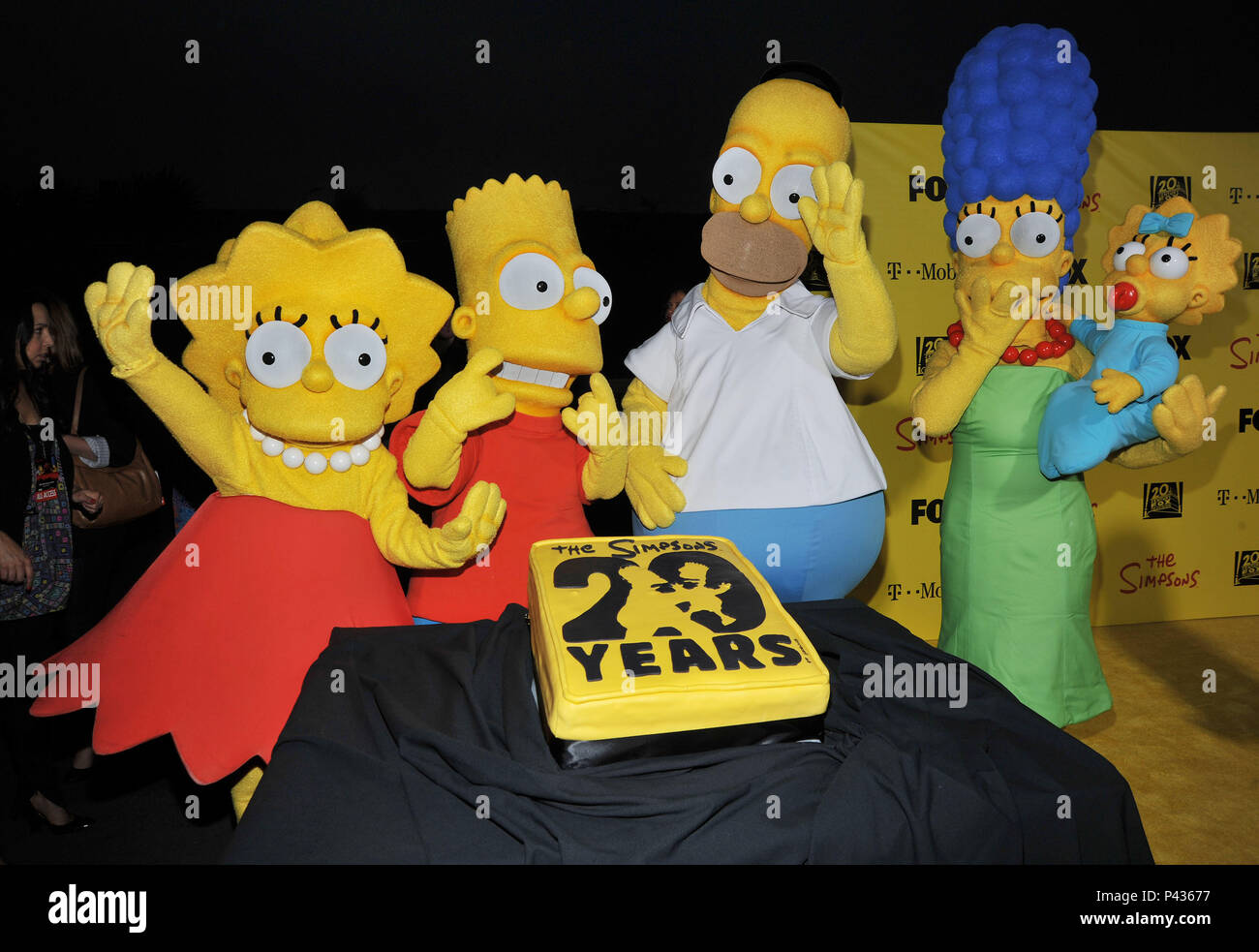 Les Simpsons Exprimes Et Le Gateau e Ann Les Simpson Parti A La Barker Hanger A Los Angeles Les Simpson Jpgthe 46 Gateau Photo Stock Alamy