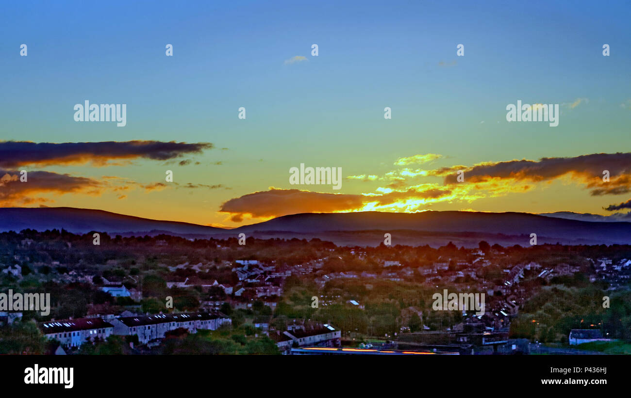 Glasgow, Scotland, UK 21 juin. Météo France : Songe d'lever du soleil du solstice d'été sur l'écart dans l'Campsie Fells Hills au nord de la ville, il aurait été vu par les principaux sites druidiques dans l'ouest. Des sites comme le Cochno pierre qui remonte à 3000BC ; est décrit comme l'un des meilleurs exemples de l'époque néolithique ou âge du Bronze cup et marquages bague en Europe. Cochno Druides et ceux de la grande place du grand Temple et cimetière à Clydebank, Knappers près de découvert et reconstruit en 1938 par Ludovic Mann, aurait vu le solstice comme ceci. Credit : Gérard ferry/Alamy Live News Banque D'Images