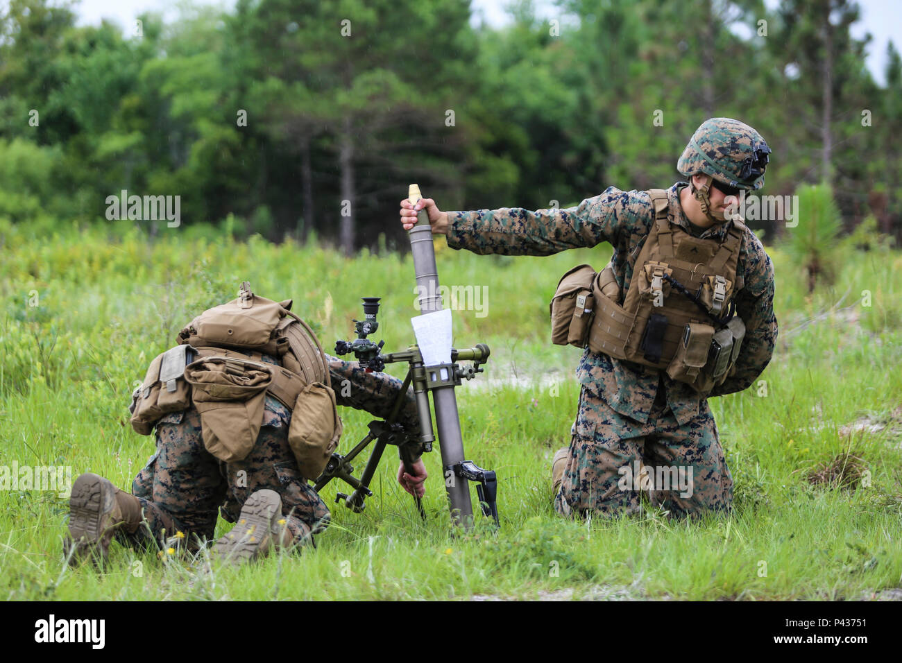 Le tireur d'une équipe de mortier avec 1er Bataillon, 2e Régiment de Marines, 2e Division de marines, se prépare à déposer un rond dans le mortier le baril au Camp Lejeune, N.C., 6 juin 2016. Mortier et de familiarisation des Marines a subi des compétences en vue de leur prochain déploiement à l'appui du Groupe de travail air-sol marin spécialisé. (U.S. Marine Corps photo par Lance Cpl. Aaron K. Fiala/libérés) Banque D'Images