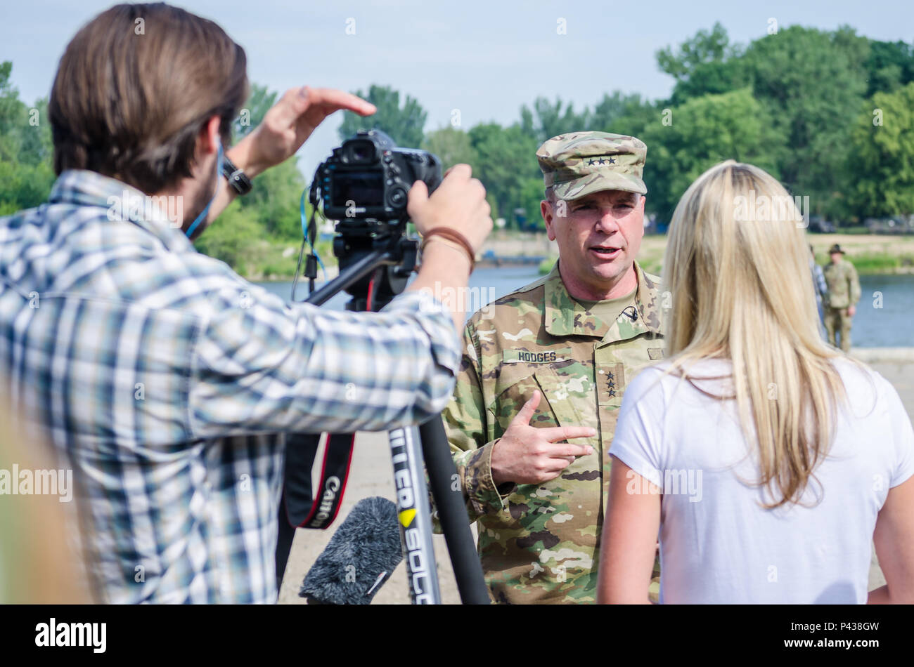 L'ARMÉE AMÉRICAINE Le Général Ben Hodges parle avec des médias britanniques lors d'une traversée de pont à Chelmno, en Pologne, le 8 juin 2016. La coordination des forces multinationales, assemblés, puis traversé un pont composé de l'allemand et britannique M3 Forage amphibie, permettant aux véhicules de traverser la Vistule, dans le cadre de l'exercice Anakonda 2016. L'exercice est dirigée par la Pologne une convention collective de l'effort de formation pour renforcer l'interopérabilité et de renforcer les liens entre l'OTAN et de pays partenaires, d'assurer la paix et la sécurité collective dans la région. Banque D'Images