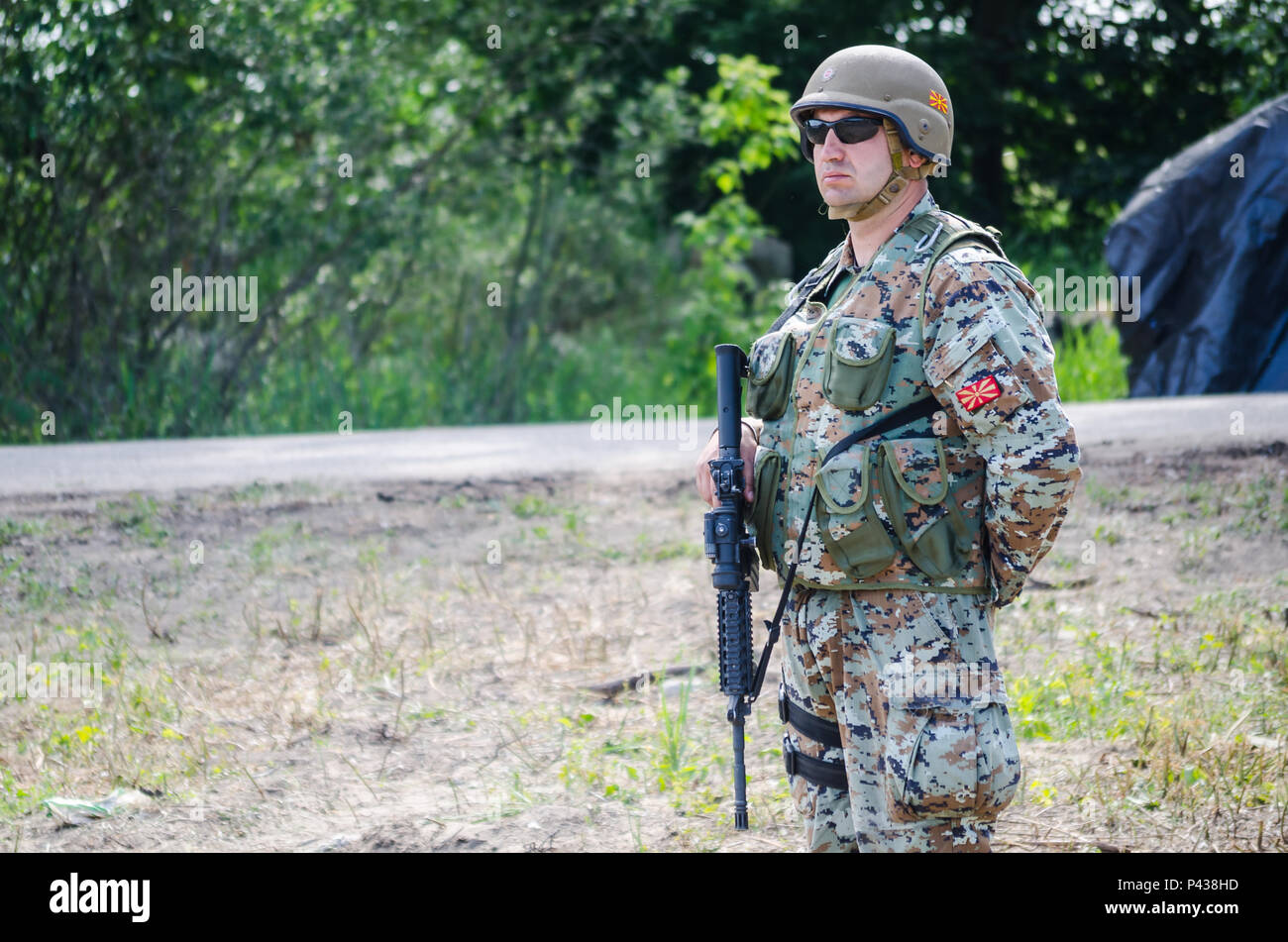 Un soldat monte la garde de sécurité en cas d'un pont traversant l'exploitation à Chelmno, en Pologne, le 8 juin 2016. La coordination des forces multinationales, assemblés, puis traversé un pont composé de l'allemand et britannique M3 Forage amphibie, permettant aux véhicules de traverser la Vistule, dans le cadre de l'exercice Anakonda 2016. L'exercice est dirigée par la Pologne une convention collective de l'effort de formation pour renforcer l'interopérabilité et de renforcer les liens entre l'OTAN et de pays partenaires, d'assurer la paix et la sécurité collective dans la région. Banque D'Images