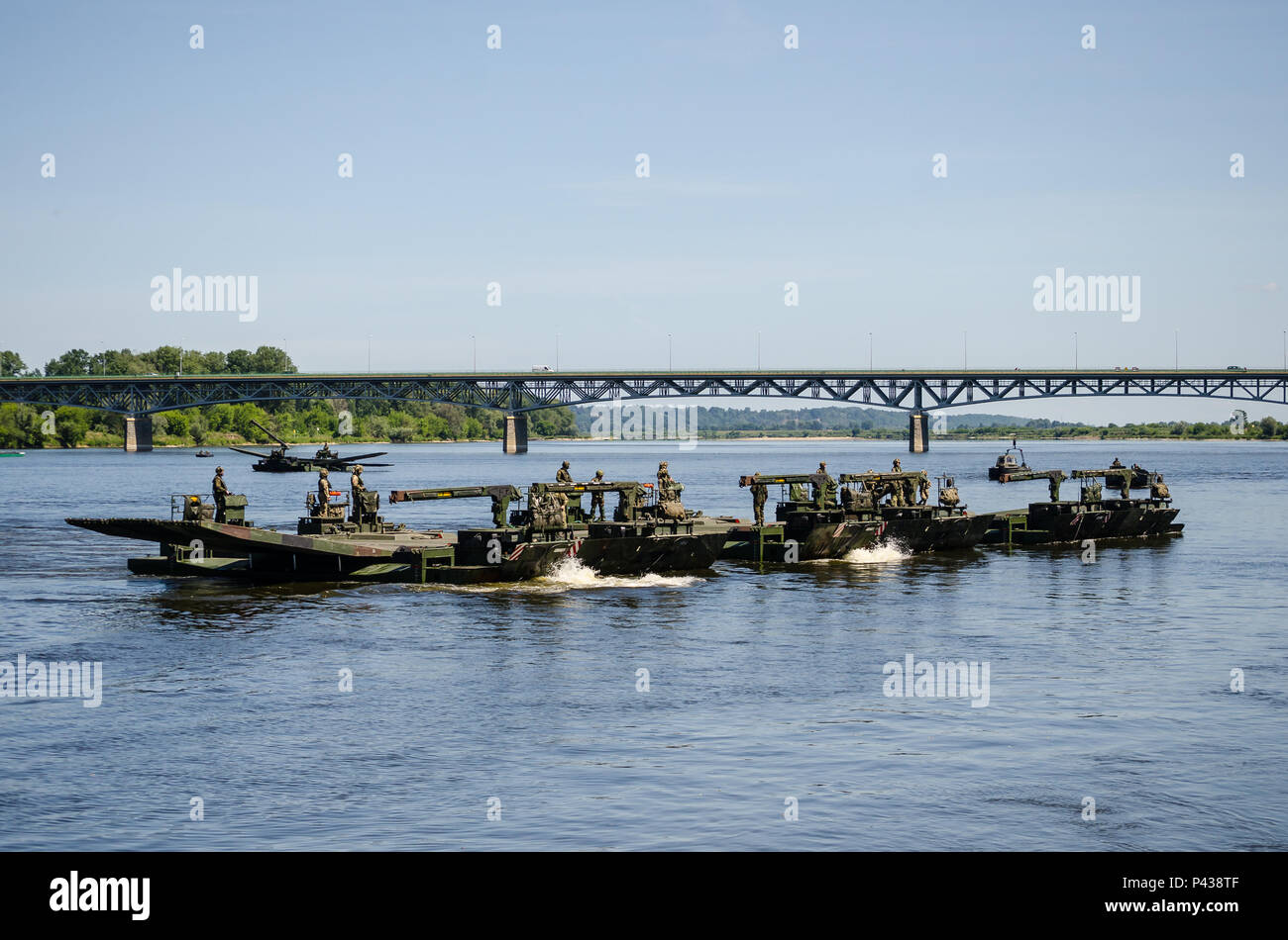 Assembler les forces multinationales M3 appareils amphibies pour créer un pont à la hâte sur la Vistule, au cours d'une traversée de pont à Chelmno, en Pologne, le 7 juin 2016. La coordination des forces multinationales, assemblés, puis traversé un pont composé de l'allemand et de la M3, Forage amphibie permettant aux véhicules de traverser le fleuve comme un cadre de l'exercice Anakonda 2016. L'exercice est dirigée par la Pologne une convention collective de l'effort de formation pour renforcer l'interopérabilité et de renforcer les liens entre l'OTAN et de pays partenaires, d'assurer la paix et la sécurité collective dans la région. Banque D'Images
