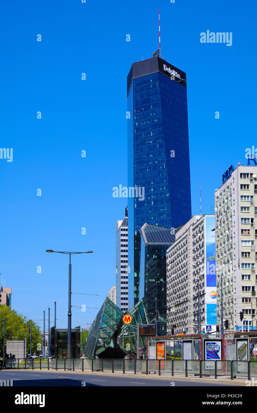 Varsovie, Mazovie / Pologne - 2018/06/08 : Vue panoramique du centre-ville avec des gratte-ciels modernes - Q22 à 22, rue Jana Pawla II Banque D'Images