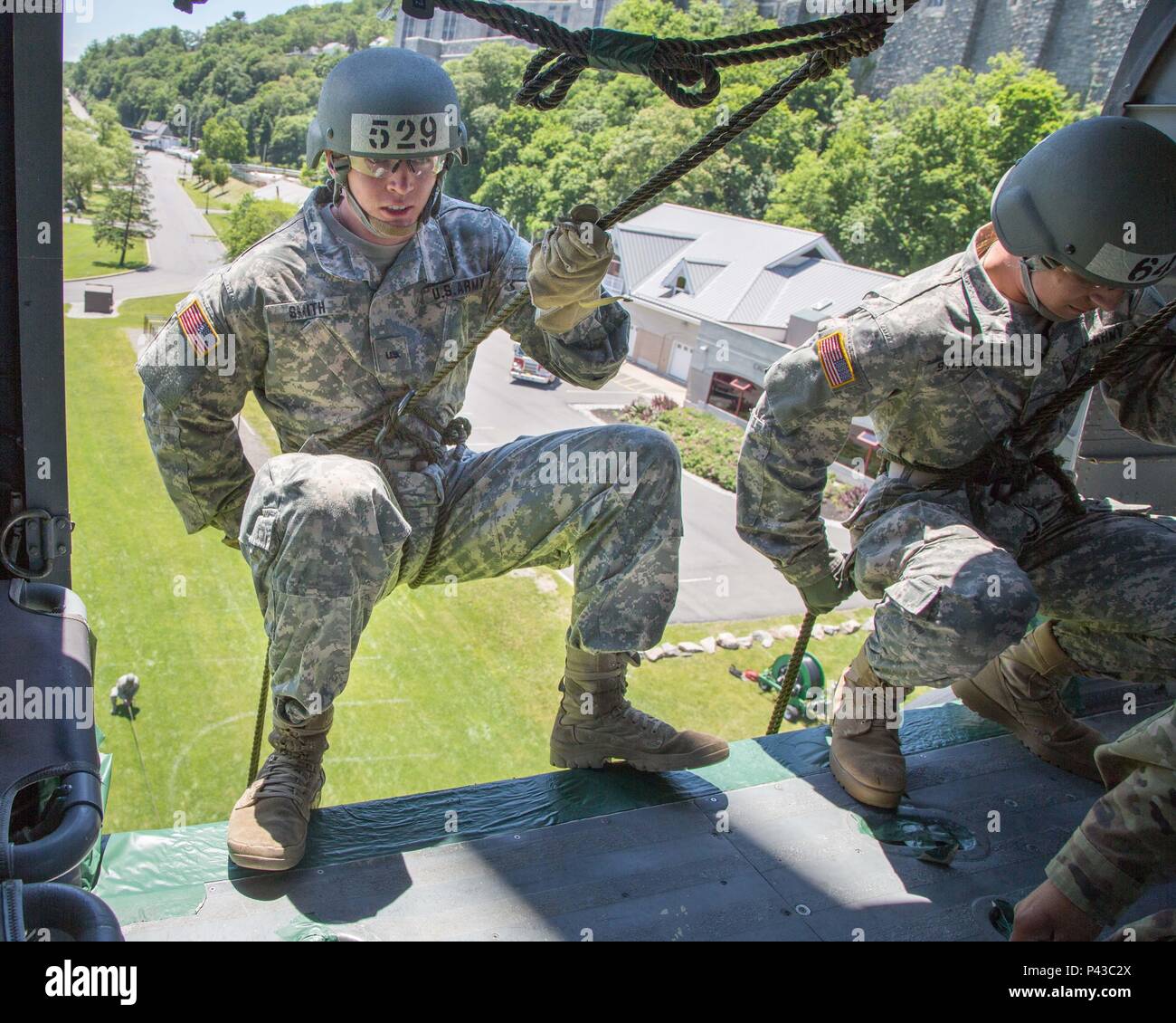 Les cadets de l'Académie militaire des États-Unis conduite formation rappel des aéronefs à West Point au cours de l'US Army Air Assault Course 9 juin. Une équipe mobile de formation à partir de la 101st Airborne Division, Sabalauski l'École d'assaut aérien administré la formation avec le soutien du nouveau vol Jersey Garde Nationale. (U.S. Le personnel de l'Armée Photo : Sgt. Vito T. Bryant) Banque D'Images