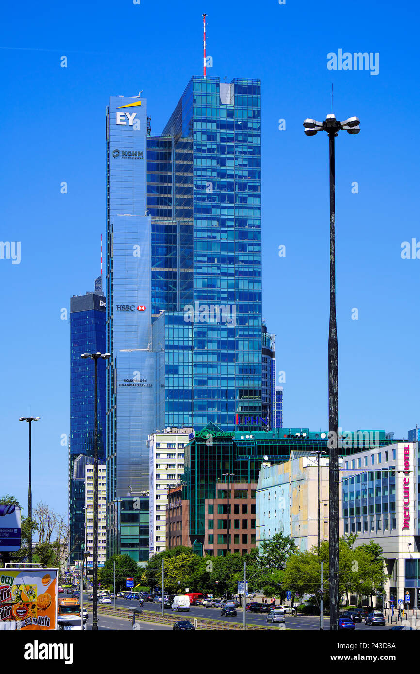 Varsovie, Mazovie / Pologne - 2018/06/08 : Vue panoramique du centre-ville avec des gratte-ciels modernes - Rondo un R1 au rond-point ONZ et Q22 à 22 Jana Pawla Banque D'Images