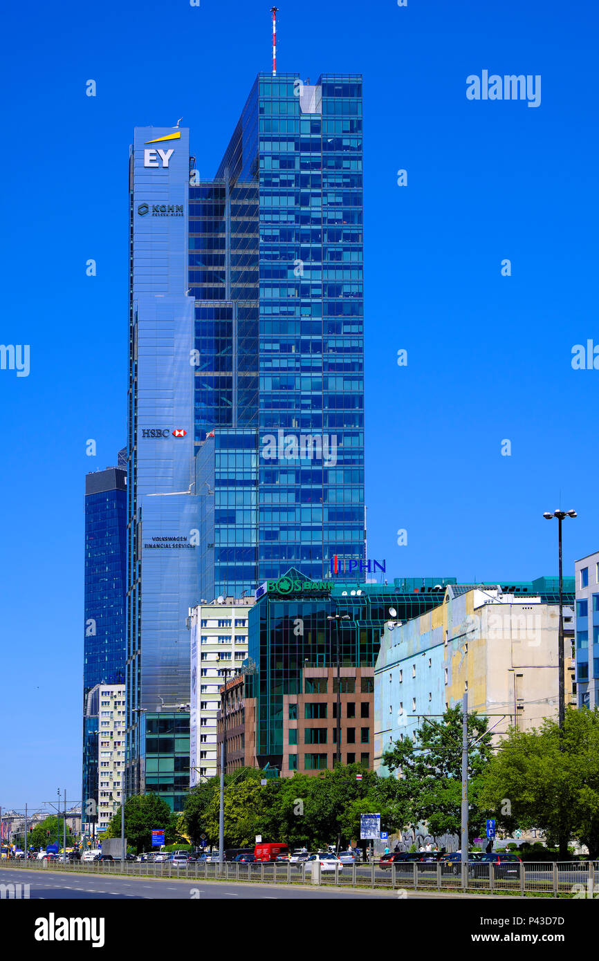 Varsovie, Mazovie / Pologne - 2018/06/08 : Vue panoramique du centre-ville avec des gratte-ciels modernes - Rondo un R1 au rond-point ONZ et Q22 à 22 Jana Pawla Banque D'Images