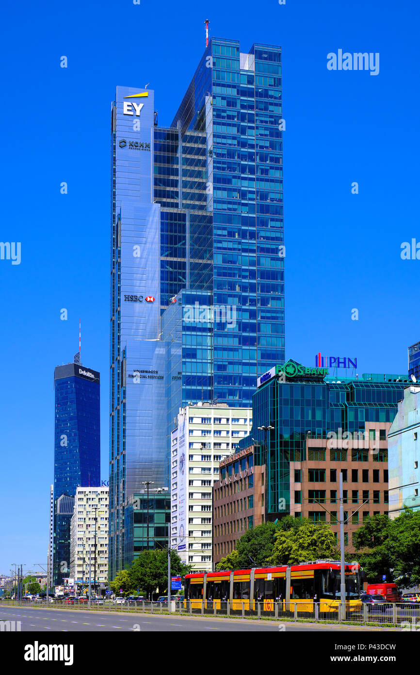 Varsovie, Mazovie / Pologne - 2018/06/08 : Vue panoramique du centre-ville avec des gratte-ciels modernes - Rondo un R1 au rond-point ONZ et Q22 à 22 Jana Pawla Banque D'Images