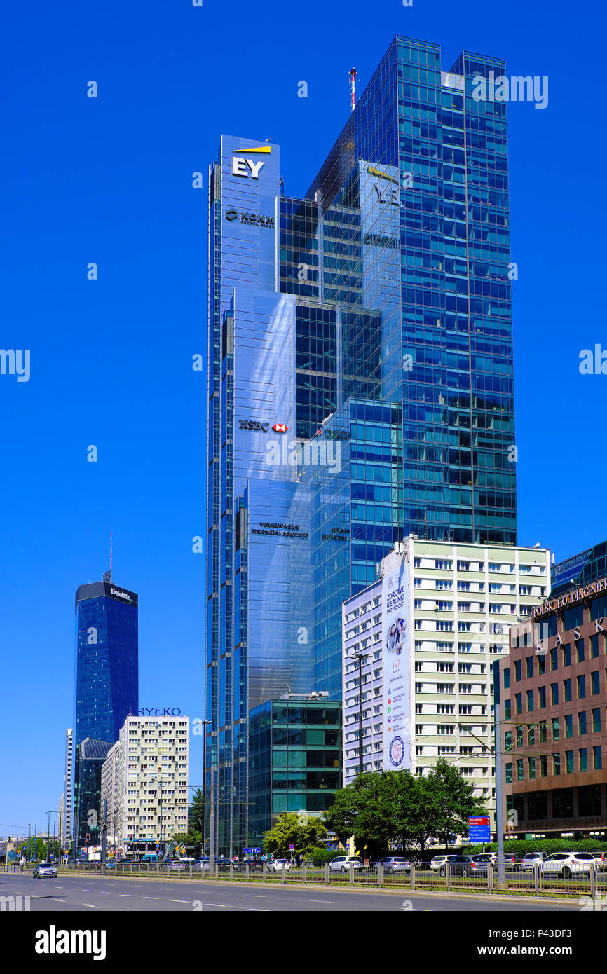 Varsovie, Mazovie / Pologne - 2018/06/08 : Vue panoramique du centre-ville avec des gratte-ciels modernes - Rondo un R1 au rond-point ONZ et Q22 à 22 Jana Pawla Banque D'Images