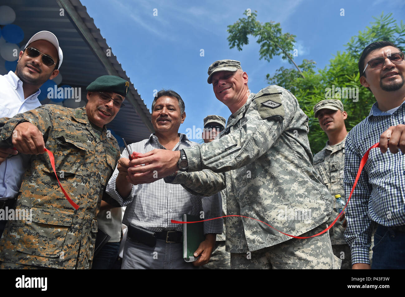 CATARINA, Guatemala - l'armée américaine, l'armée guatémaltèque et de la municipalité de Catarina fonctionnaires couper un ruban à une cérémonie d'ouverture d'une nouvelle école 10 juin 2016, lors de l'exercice AU-DELÀ DE L'HORIZON 2016 AU GUATEMALA. Les membres de l'armée américaine affecté à la Force opérationnelle Red Wolf a achevé la construction sur le bâtiment de l'école le 9 juin 2016, six jours avant la date prévue. (U.S. Photo de l'Armée de l'air par la Haute Airman Dillon Davis/libérés) Banque D'Images