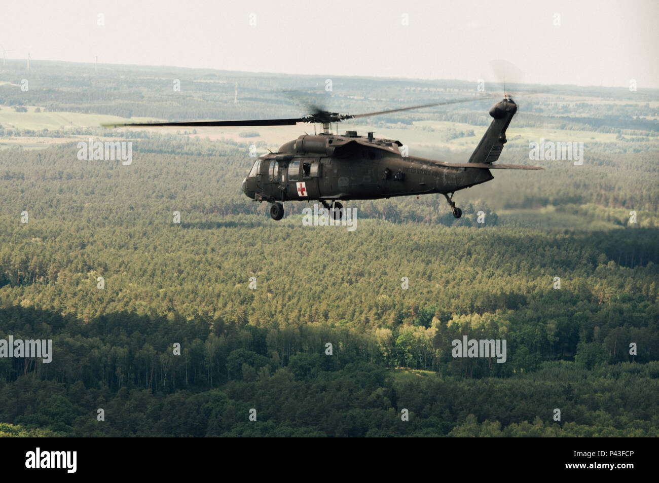 Un UH-60 hélicoptère d'évacuation médicale attribuée à la société C., 2e Bataillon, 227e Régiment d'aviation, 1st Air Cavalry Brigade répond à une évacuation médicale en ligne neuf dans le cadre d'un exercice d'évacuation de blessés durant l'exercice 2016 Anakonda (UN16) à la base aérienne de Miroslawiec, Pologne, 11 juin 2016. Une16 une multinationale dirigée par la Pologne, l'événement de formation, allant du 7 au 17 juin, auprès d'environ 31 000 participants de plus de 20 nations et est un événement de formation de l'armée américaine pour l'Europe. Banque D'Images