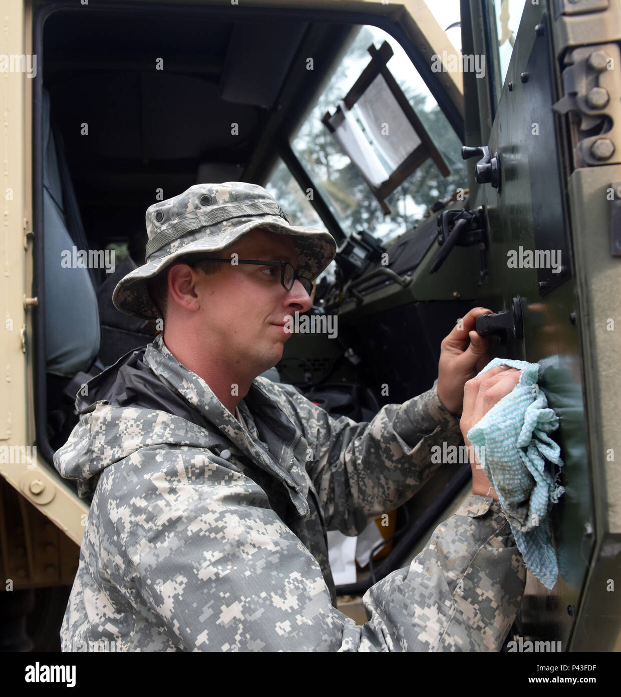 SAN MARCOS, Guatemala - Le Sergent de l'armée américaine. McPhink 1038th Marshall, ingénieur mécanicien de l'entreprise, les lingettes la porte d'un camion lourd tactique de Mobilité élargi le 10 juin 2016, lors de l'exercice AU-DELÀ DE L'HORIZON 2016 AU GUATEMALA. Task Force Loup rouge a plus de 70 véhicules qui doivent être nettoyés avant d'être redéployés. Banque D'Images