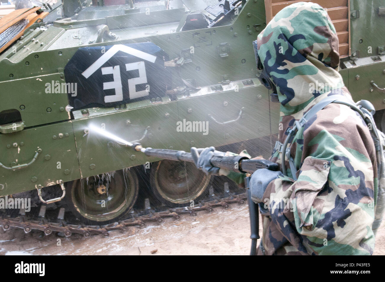 Un soldat du 44e bataillon chimique décontamine un véhicule pendant l'exercice 2016 Anakonda juin, 11. Anakonda exercice 2016 est un événement de formation de l'armée américaine pour l'Europe et les nations participantes et démontre que les États-Unis et les pays partenaires peuvent effectivement s'unir ensemble sous un commandement unifié, alors que la formation sur un scénario contemporain. (Photo par le Sgt. Dennis verre) Banque D'Images
