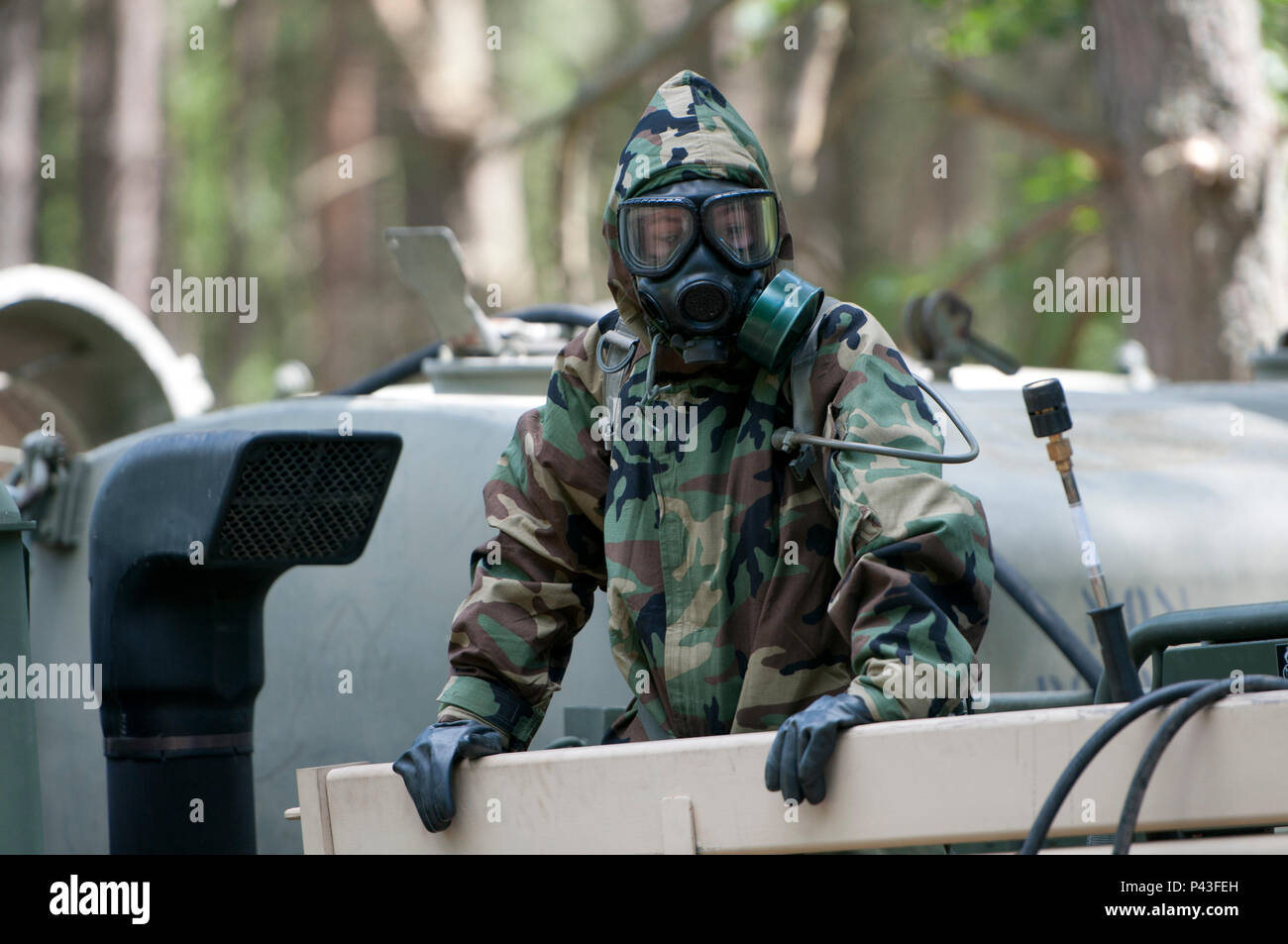 Un soldat du 44e bataillon chimique comme montres véhicules sont décontaminés lors de l'exercice Anakonda 2016. Anakonda exercice 2016 est un événement de formation de l'armée américaine pour l'Europe et les nations participantes et démontre que les États-Unis et les pays partenaires peuvent effectivement s'unir ensemble sous un commandement unifié, alors que la formation sur un scénario contemporain. (Photo par le Sgt. Dennis verre) Banque D'Images
