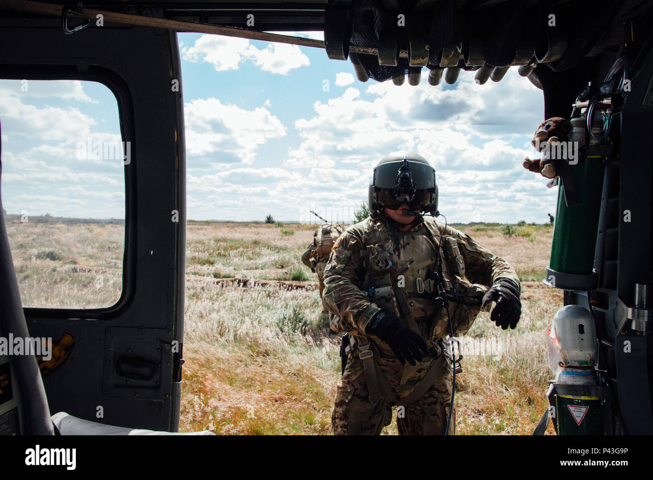 La CPS. Christopher Sedergren, un hélicoptère UH-60 Réparateur et Newawk indigènes Ark. attribuée à la société C., 2e Bataillon, 227e Régiment d'aviation, 1st Air Cavalry Brigade s'arrête un moment après avoir répondu à une évacuation médicale en ligne neuf pendant l'exercice 2016 (UN Anakonda16) à la base aérienne de Miroslawiec, Pologne, 11 juin 2016. Une16 une multinationale dirigée par la Pologne, l'événement de formation, allant du 7 au 17 juin, auprès d'environ 31 000 participants de plus de 20 nations et est un événement de formation de l'armée américaine pour l'Europe. Banque D'Images