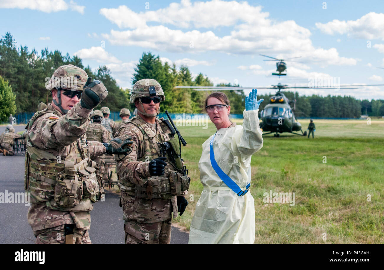 Soutien au combat de la 212e le personnel hospitalier dirige les équipes de la litière d'aller vers les hélicoptères médicaux entrant à un événement un grand nombre de blessés durant l'exercice 2016, une Anakonda-polonaise, a conduit un exercice multinational de juin 7-17, auprès d'environ 31 000 participants de plus de 20 nations et est un événement de formation de l'armée américaine pour l'Europe. Banque D'Images