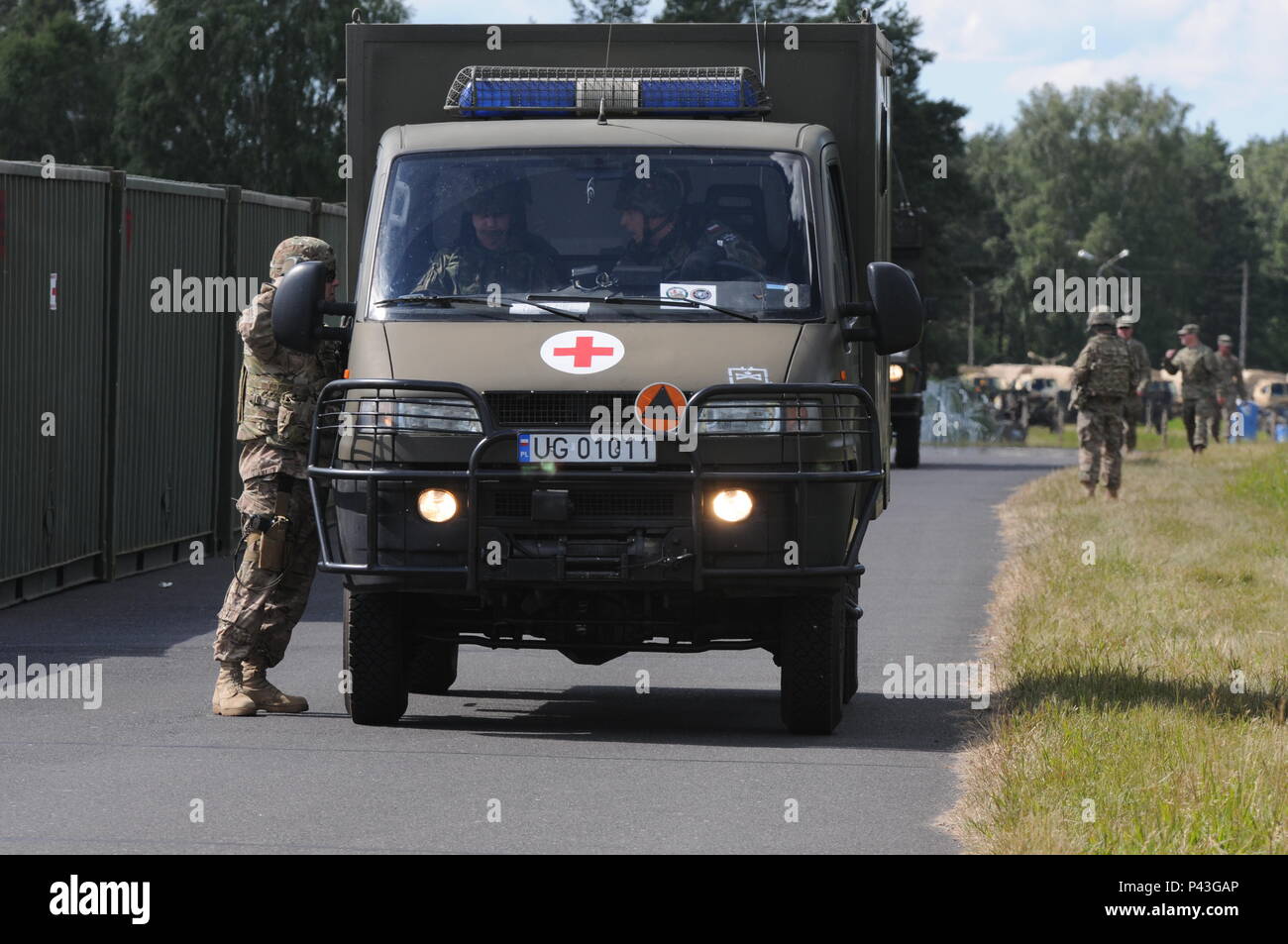 Les équipes de secours polonais arrivent à l'Hôpital d'appui tactique 212e pour fournir une simulation de traumatismes au cours d'un événement un grand nombre de blessés lors de l'exercice Anakonda 2016. L'exercice est une multinationale dirigée par la Pologne, l'exercice allant du 7 au 17 juin, auprès d'environ 31 000 participants de plus de 20 nations et est un événement de formation de l'armée américaine pour l'Europe. Banque D'Images