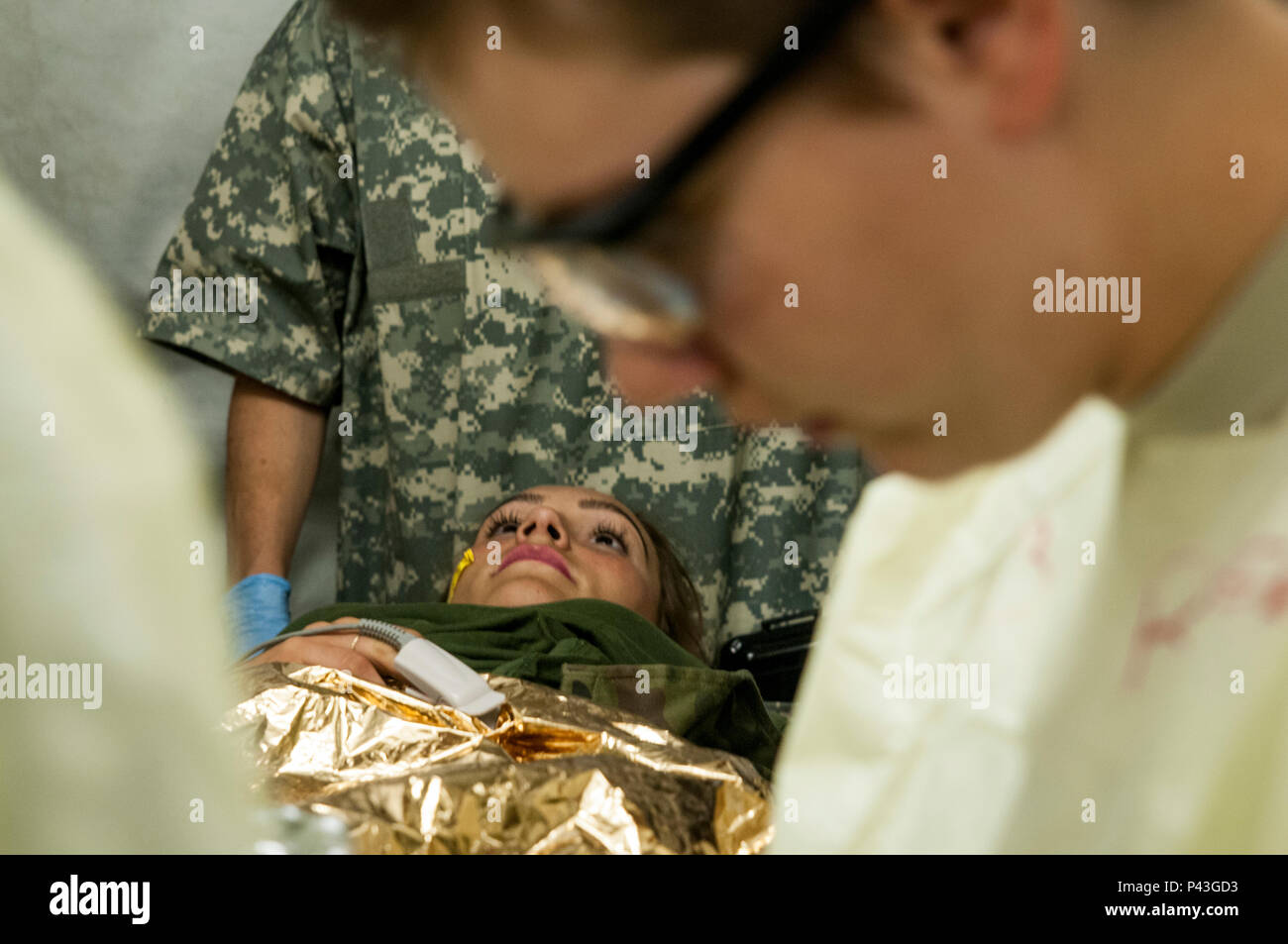 Un soldat polonais reçoit le traitement simulé par des membres de l'appui au combat et de l'hôpital 212e 228e de l'Hôpital de soutien au combat un grand nombre de blessés à l'effort pendant l'effort Anakonda 2016. L'exercice, une multinationale dirigée par la Pologne, l'exercice allant du 7 au 17 juin, auprès d'environ 31 000 participants de plus de 20 nations et est un événement de formation de l'armée américaine pour l'Europe. Banque D'Images