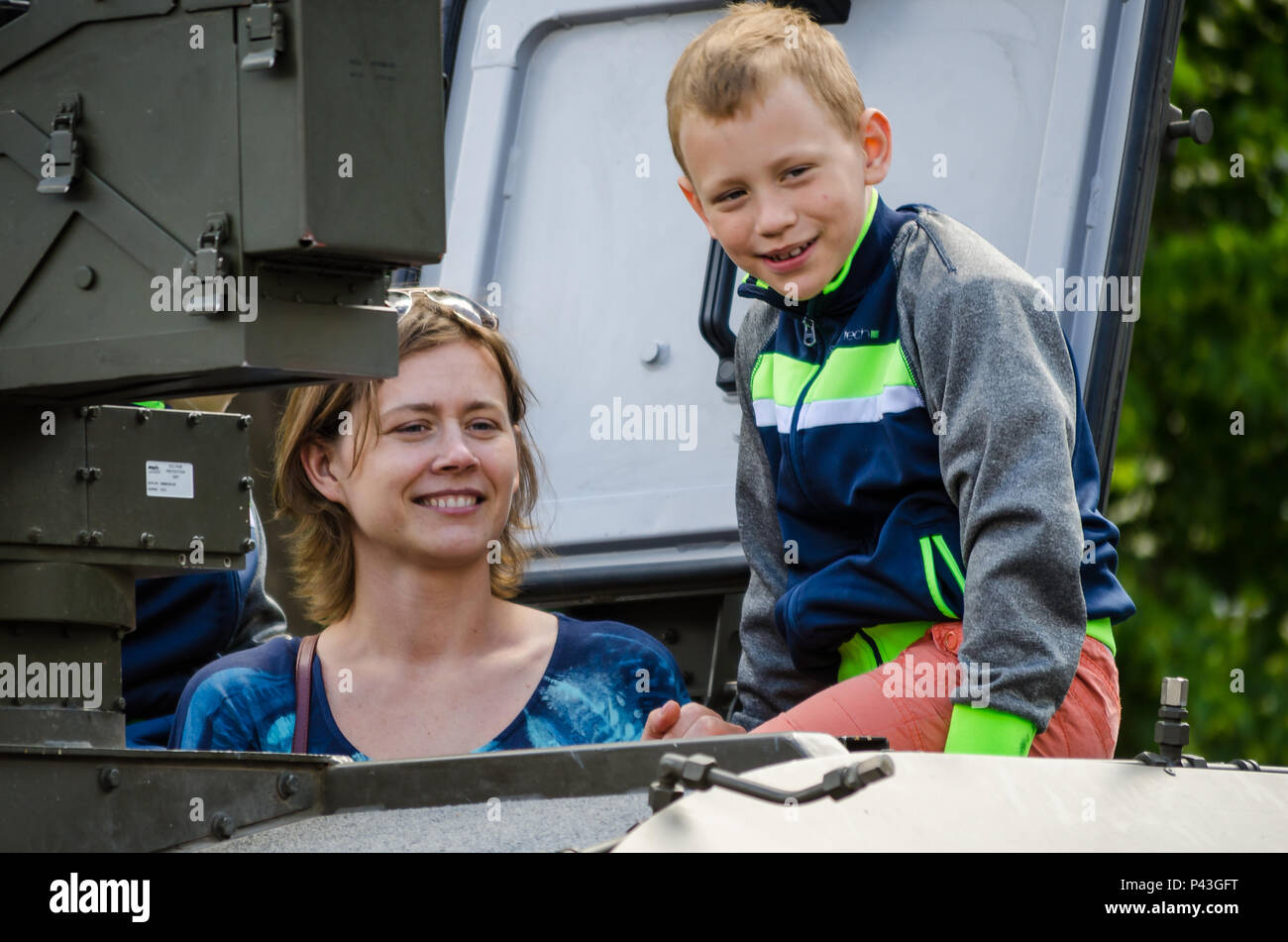 Une mère et son fils profiter des festivités pendant une journée du multiculturalisme à Chelmno, en Pologne, le 11 juin 2016. Les forces multinationales ont tenu une exposition de véhicules militaires et d'engins dans la place de la ville dans le cadre de l'exercice Anakonda 2016. L'exercice est dirigée par la Pologne une convention collective de l'effort de formation pour renforcer l'interopérabilité et de renforcer les liens entre les pays alliés et partenaires, assurer la paix et la sécurité collective dans la région. Banque D'Images