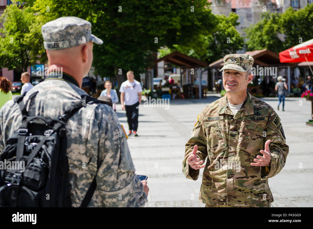 Le sergent-major de l'armée. Brad Miller, un radiodiffuseur du 326e Détachement des affaires Public Mobile, le colonel de l'Armée interviews Arturo Horton, commandant de la 18e Brigade de police militaire, au cours d'une journée multiculturelle à Chelmno, en Pologne, le 11 juin 2016. Les forces multinationales ont tenu une exposition de véhicules militaires et d'engins dans la place de la ville dans le cadre de l'exercice Anakonda 2016. L'exercice est dirigée par la Pologne une convention collective de l'effort de formation pour renforcer l'interopérabilité et de renforcer les liens entre les pays alliés et partenaires, assurer la paix et la sécurité collective dans la région. Banque D'Images