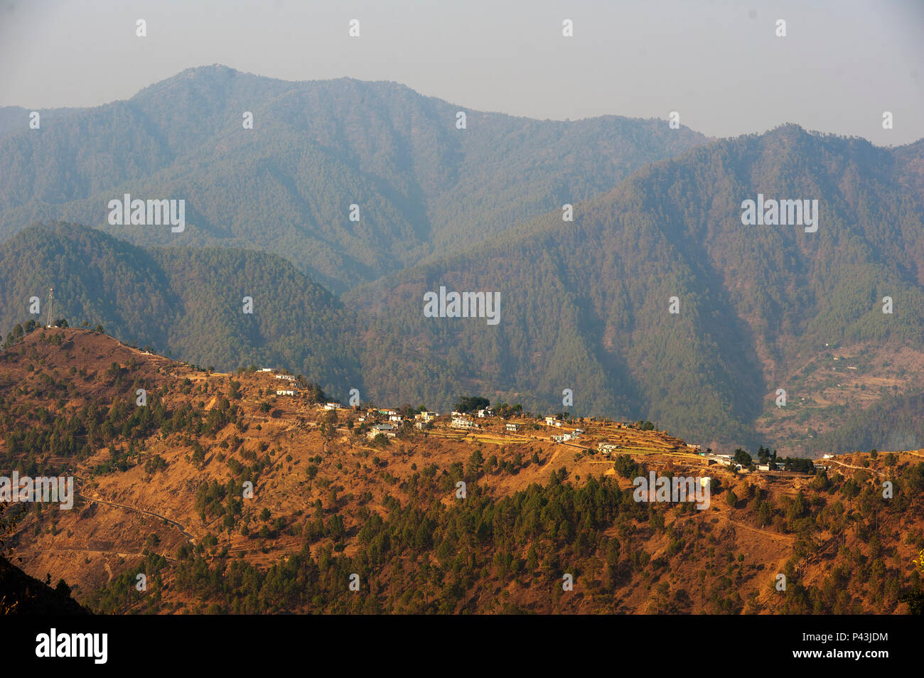 Collines du Kumaon village vu de Kala Agar village, Uttarakhand, Inde Banque D'Images