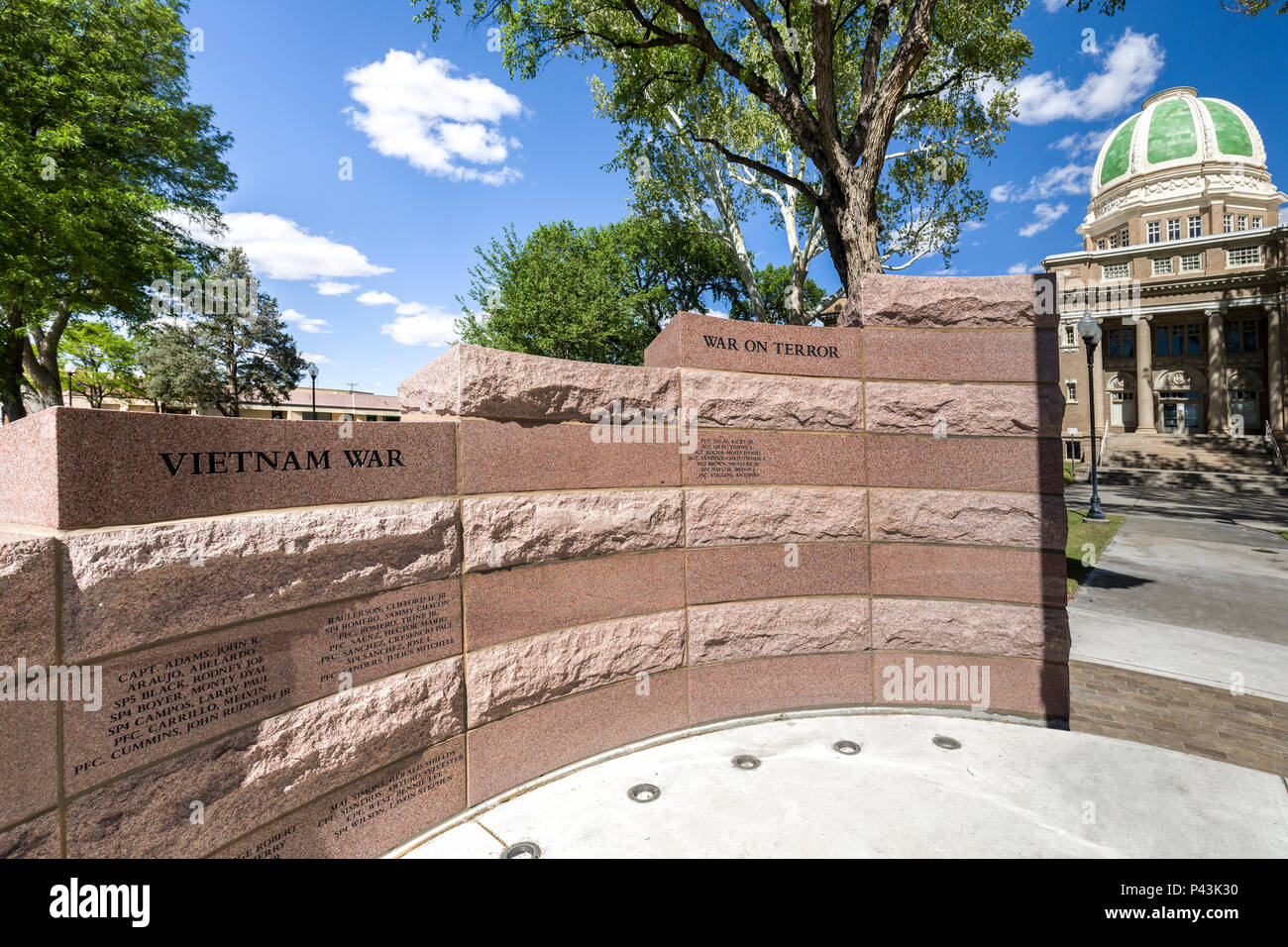 Monument commémoratif de guerre à l'extérieur de l'hôtel de ville, Roswell, Nouveau Mexique, USA Banque D'Images